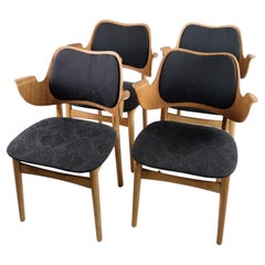 Ensemble de quatre fauteuils modèle 107 en chêne et teck par Hans Olsen des années 1960