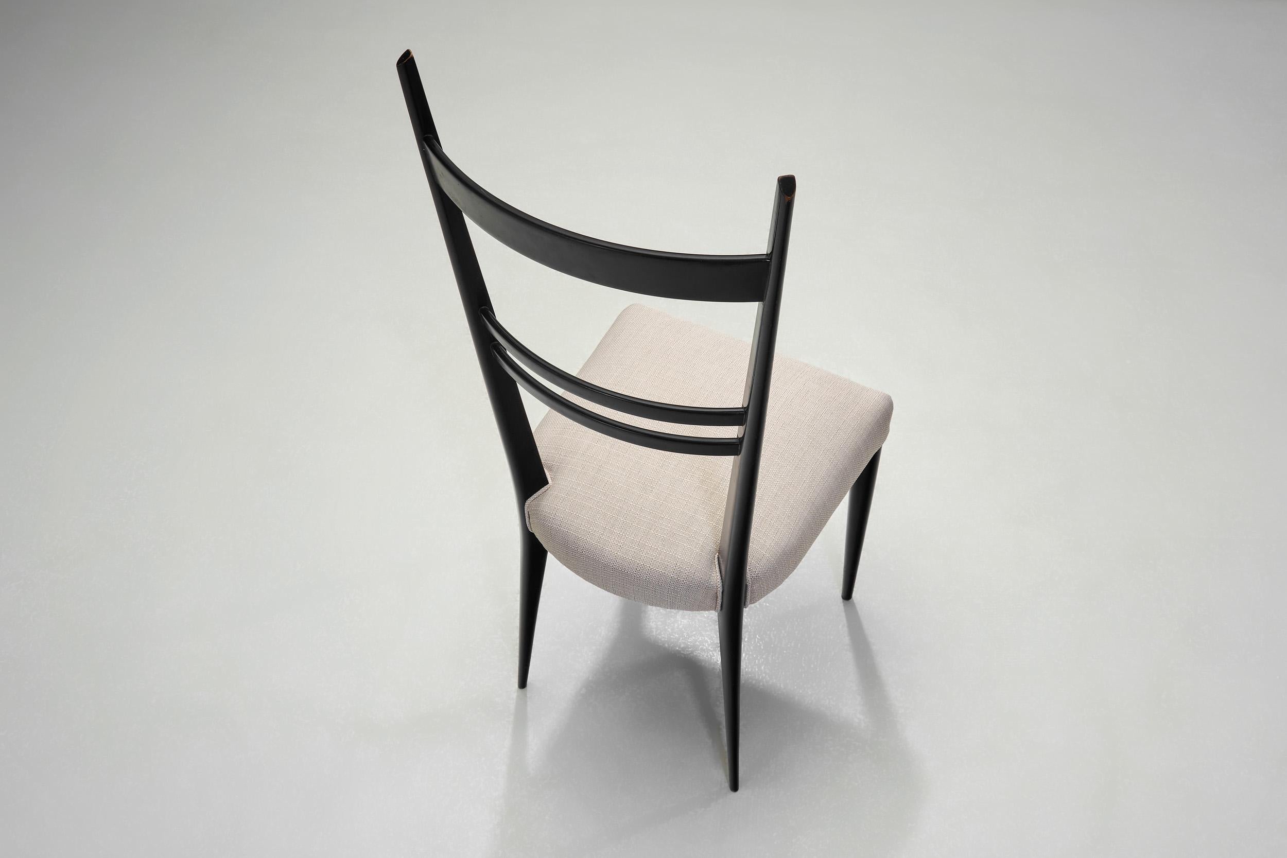 Satz von vier Modell „689“ Buchenstühlen mit hoher Rückenlehne aus Buche für Ligne Roset, Frankreich 1960er Jahre im Zustand „Gut“ im Angebot in Utrecht, NL