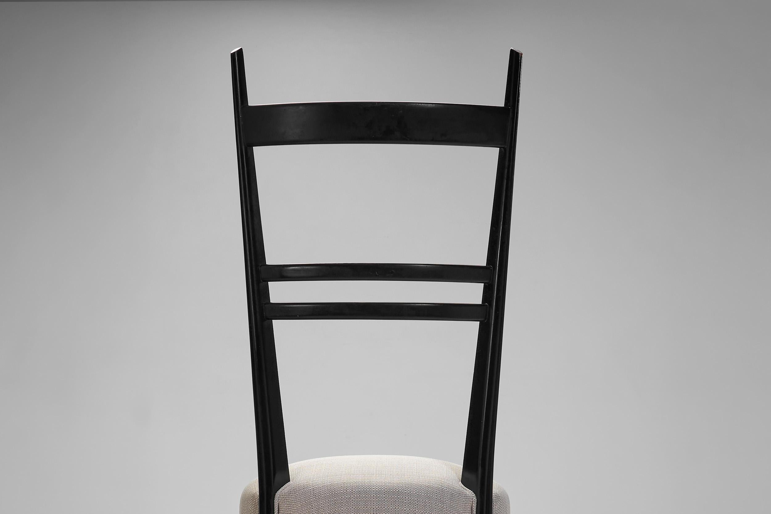 Satz von vier Modell „689“ Buchenstühlen mit hoher Rückenlehne aus Buche für Ligne Roset, Frankreich 1960er Jahre (Mitte des 20. Jahrhunderts) im Angebot