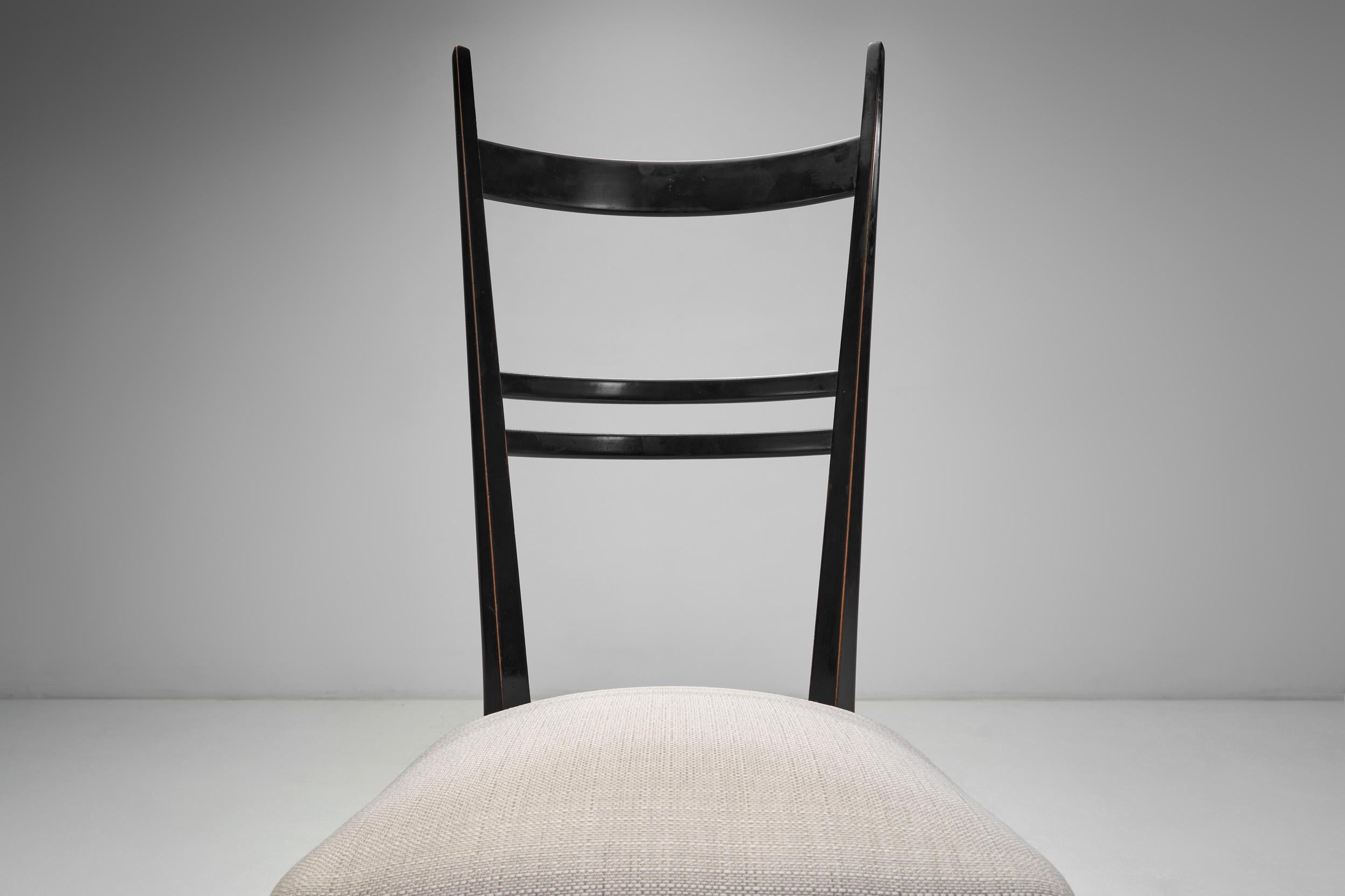 Satz von vier Modell „689“ Buchenstühlen mit hoher Rückenlehne aus Buche für Ligne Roset, Frankreich 1960er Jahre (Stoff) im Angebot