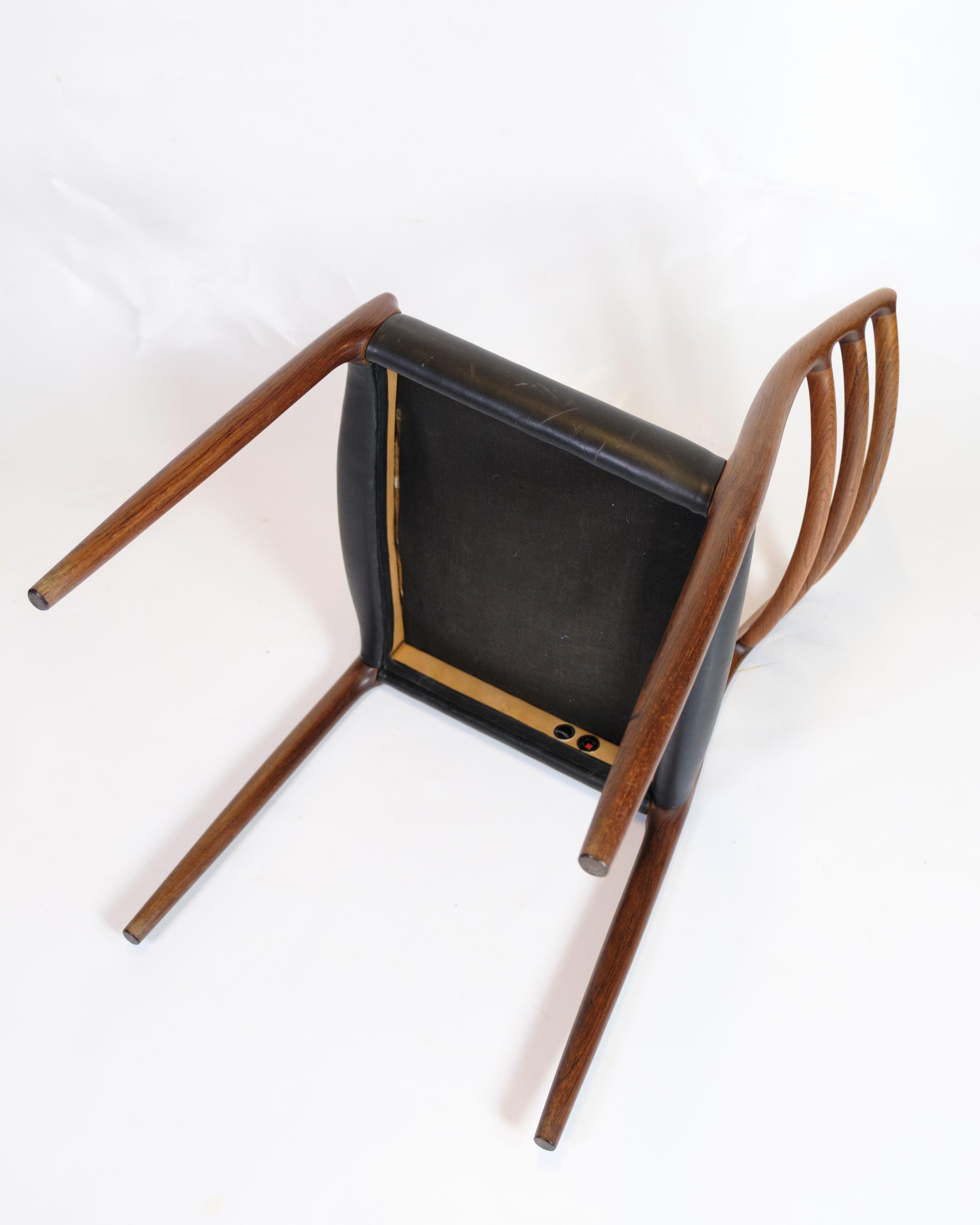 Ensemble de quatre chaises Model No 78 de N.O Møller en bois de rose et cuir noir, années 1950 en vente 3