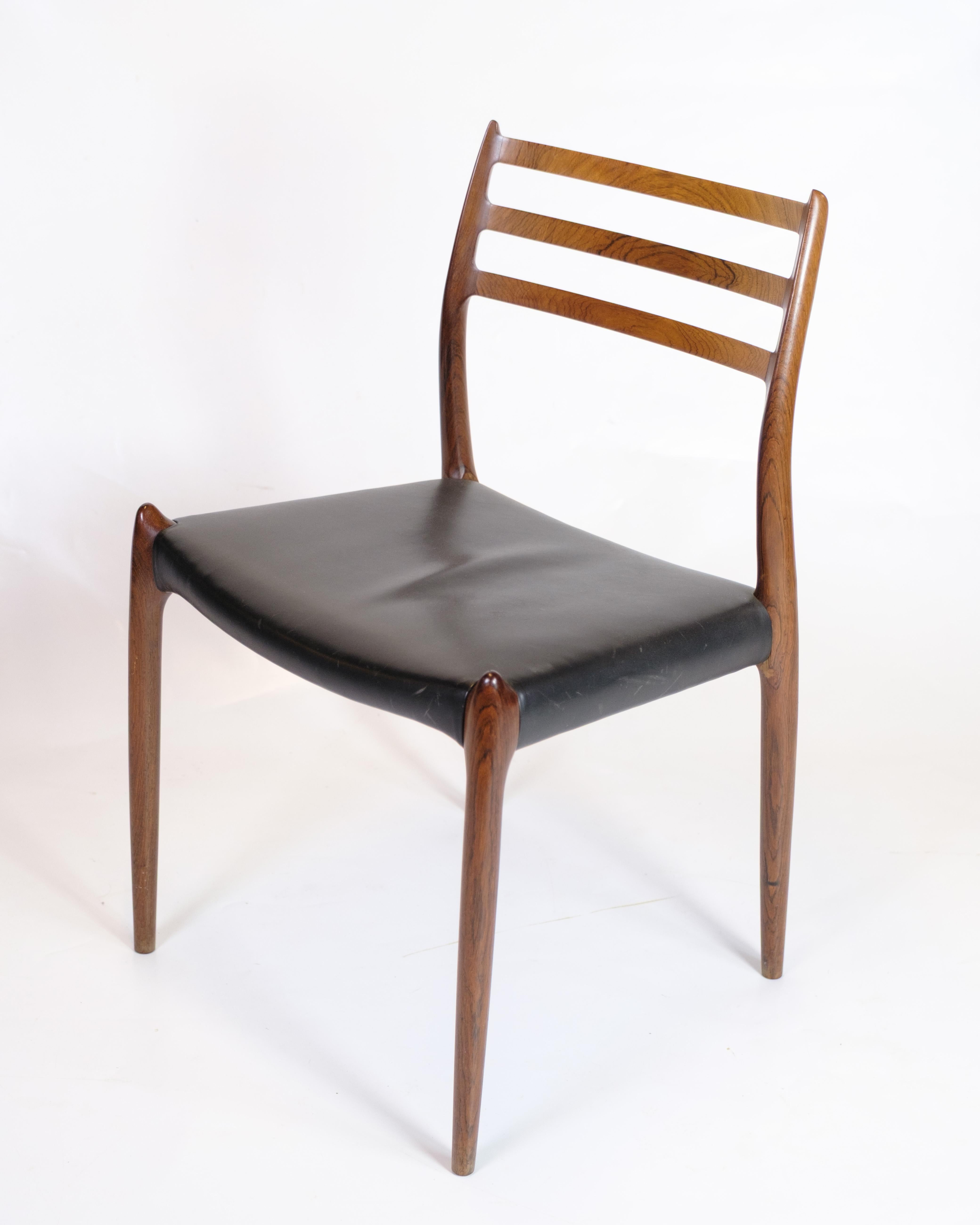 Mid-Century Modern Ensemble de quatre chaises Model No 78 de N.O Møller en bois de rose et cuir noir, années 1950 en vente