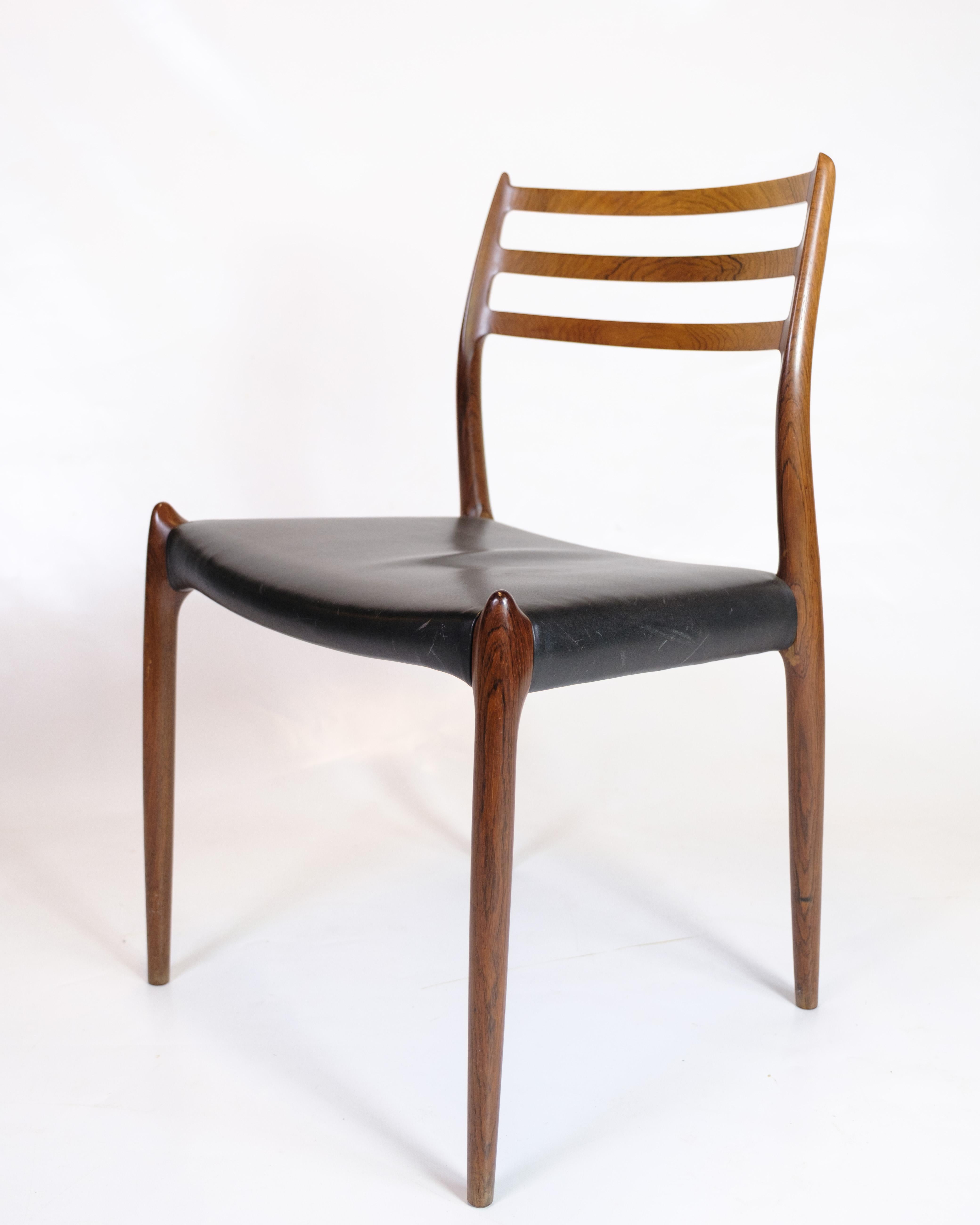 Danois Ensemble de quatre chaises Model No 78 de N.O Møller en bois de rose et cuir noir, années 1950 en vente