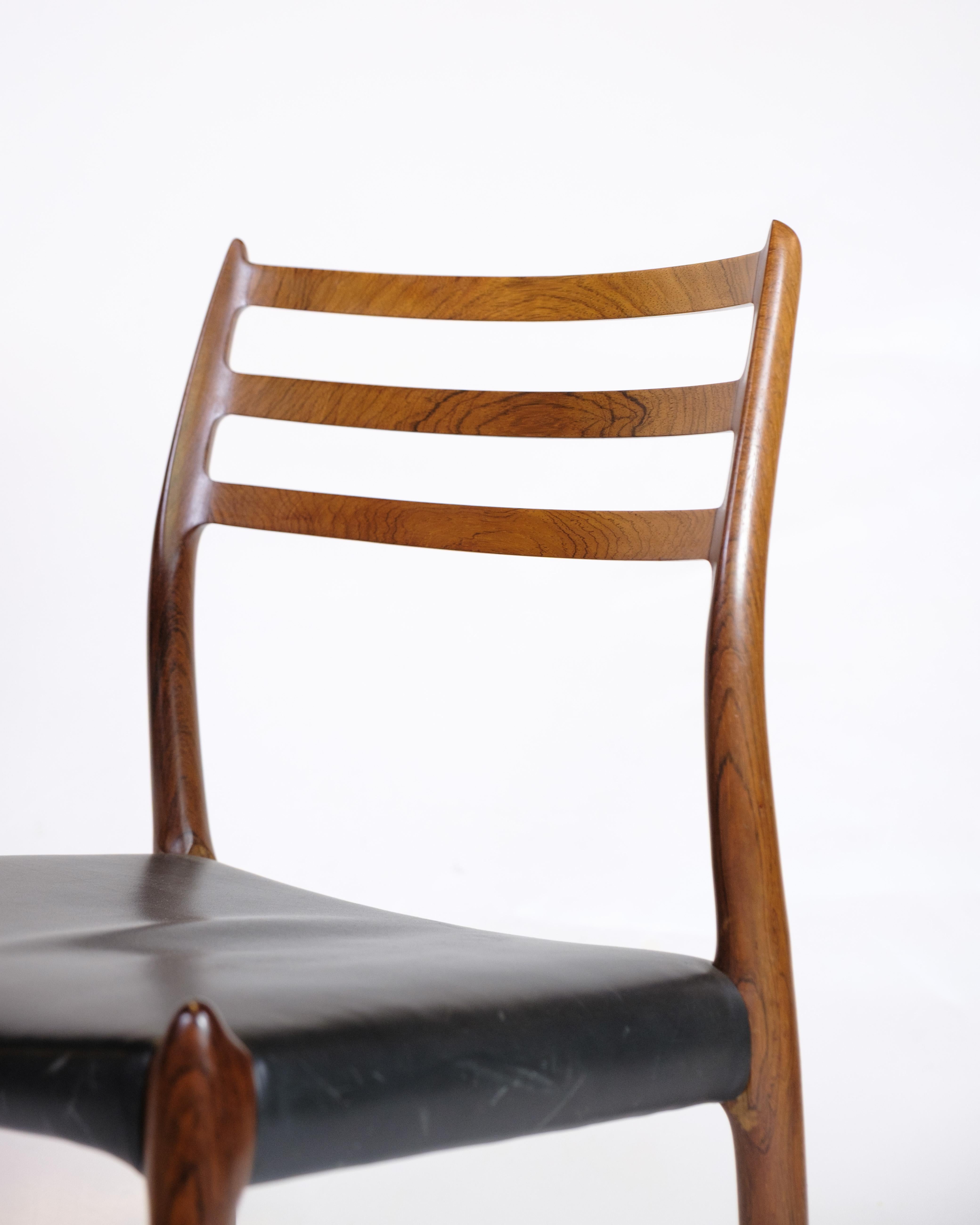 Ensemble de quatre chaises Model No 78 de N.O Møller en bois de rose et cuir noir, années 1950 Bon état - En vente à Lejre, DK