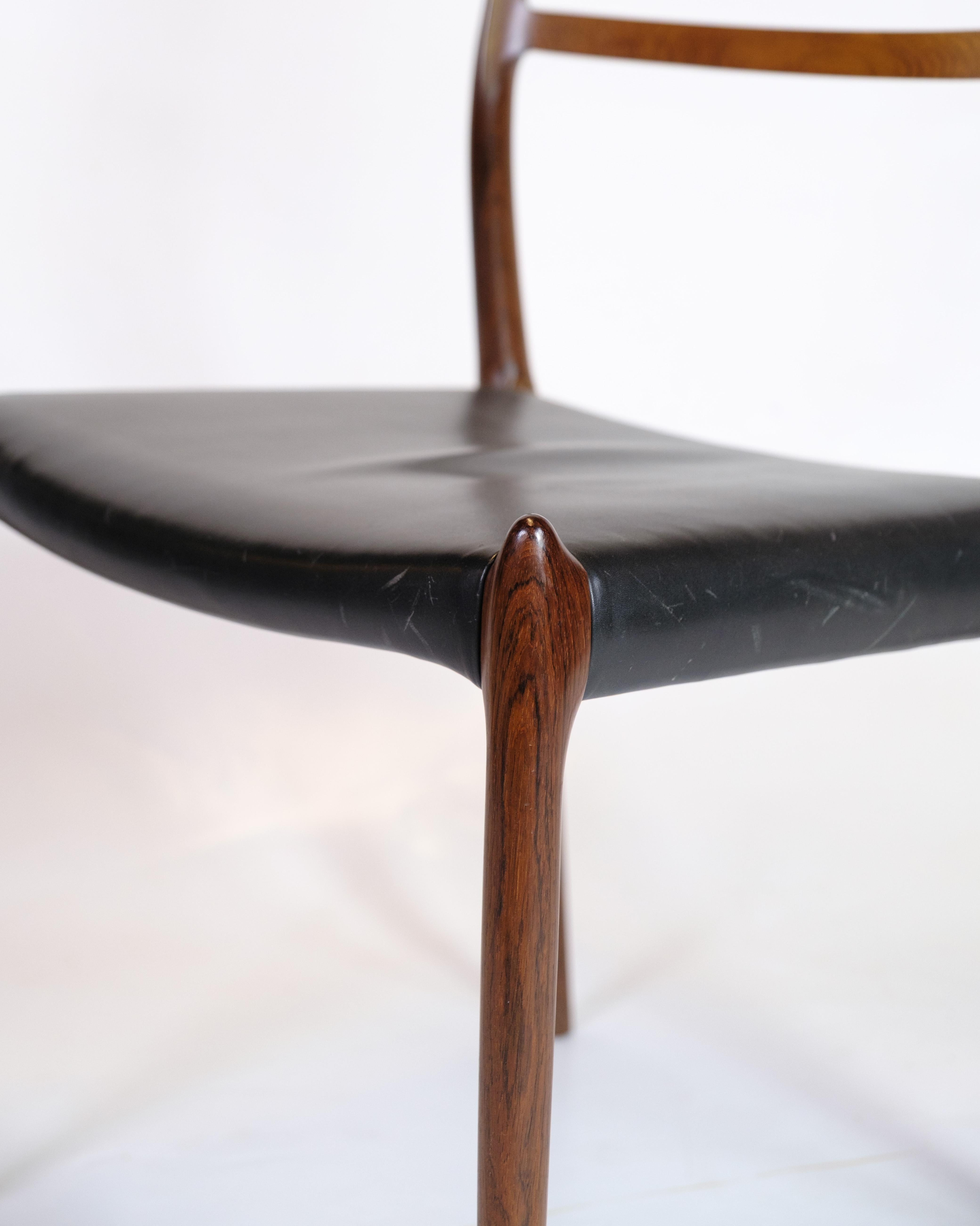 Milieu du XXe siècle Ensemble de quatre chaises Model No 78 de N.O Møller en bois de rose et cuir noir, années 1950 en vente