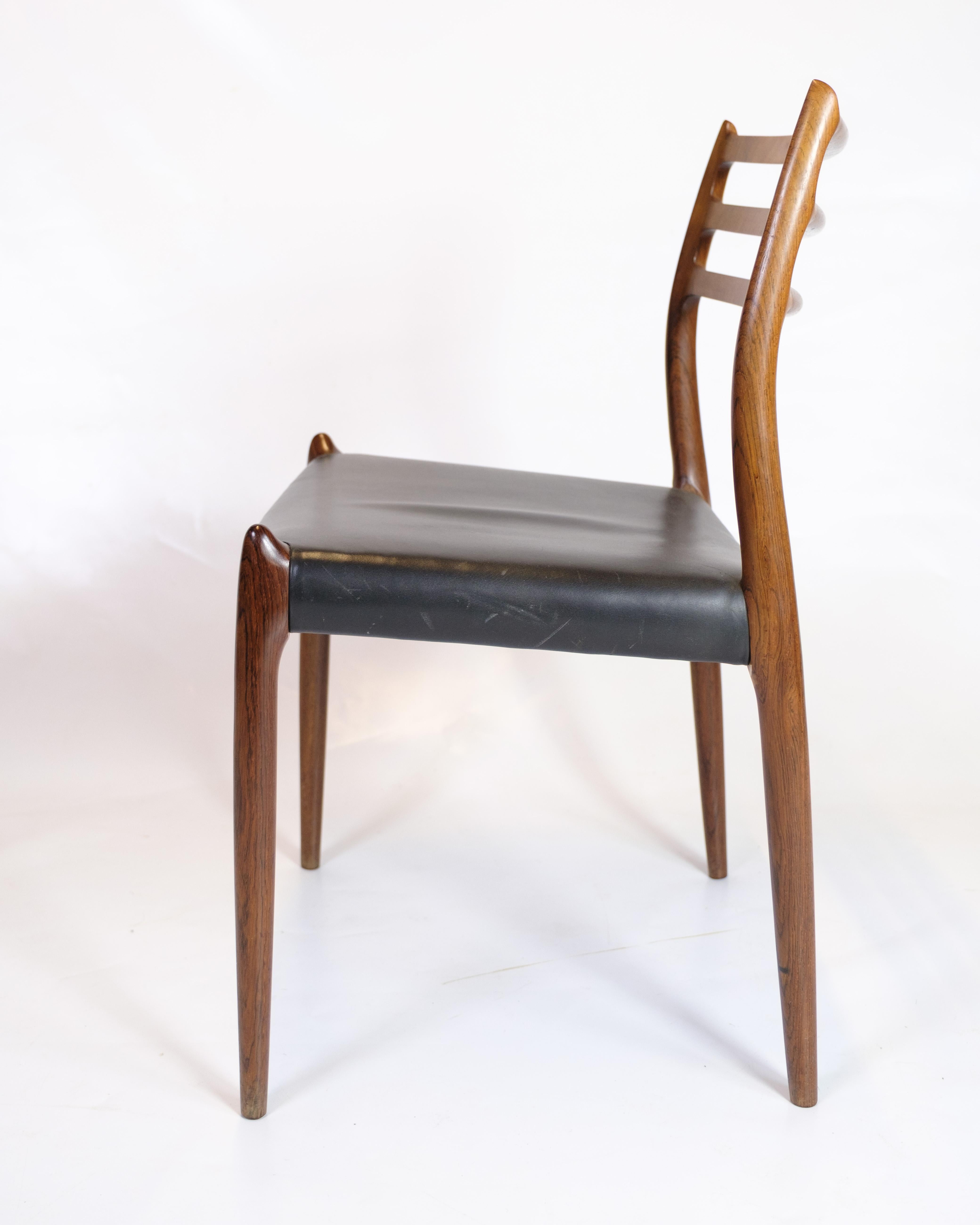 Ensemble de quatre chaises Model No 78 de N.O Møller en bois de rose et cuir noir, années 1950 en vente 1
