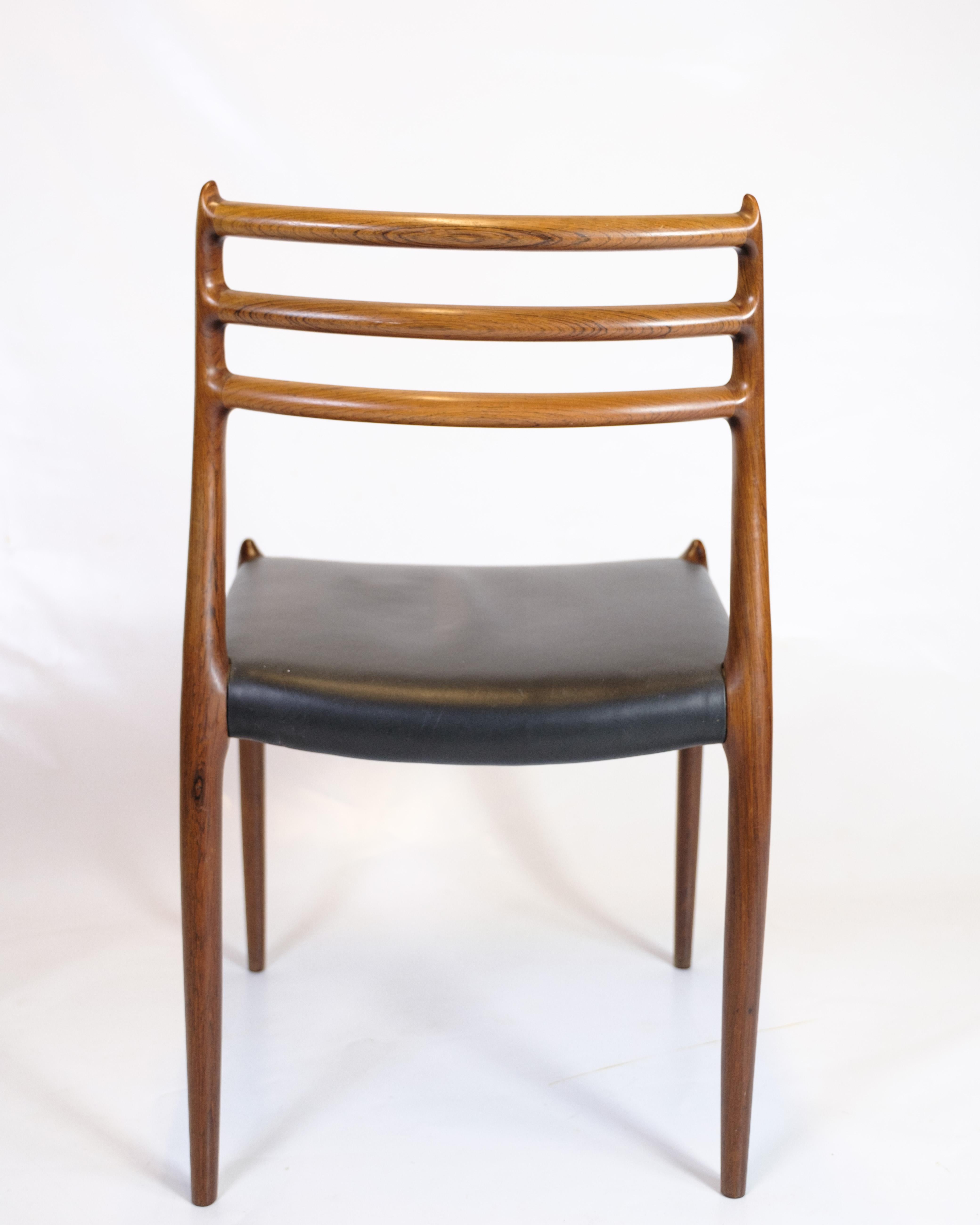 Ensemble de quatre chaises Model No 78 de N.O Møller en bois de rose et cuir noir, années 1950 en vente 2