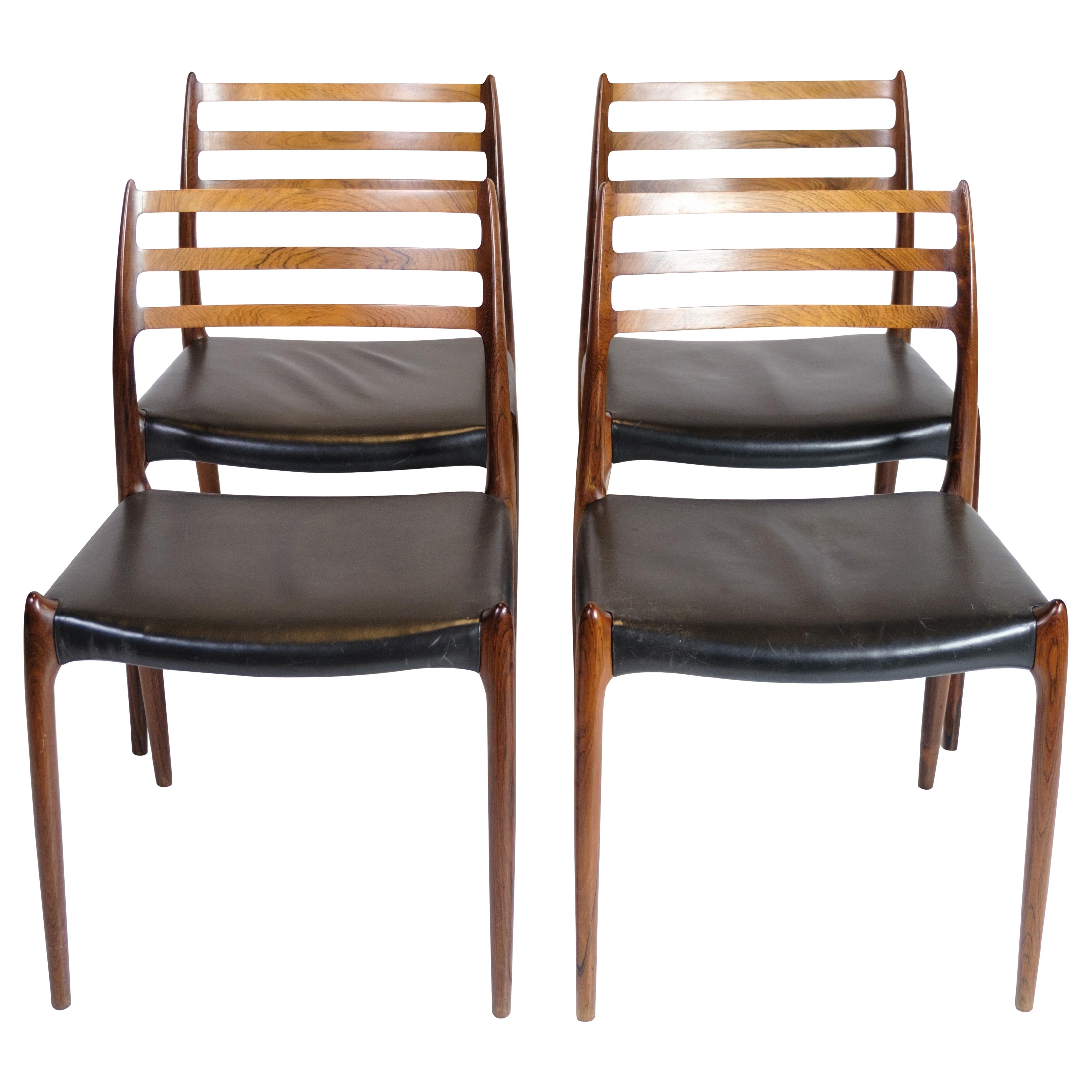 Ensemble de quatre chaises Model No 78 de N.O Møller en bois de rose et cuir noir, années 1950 en vente