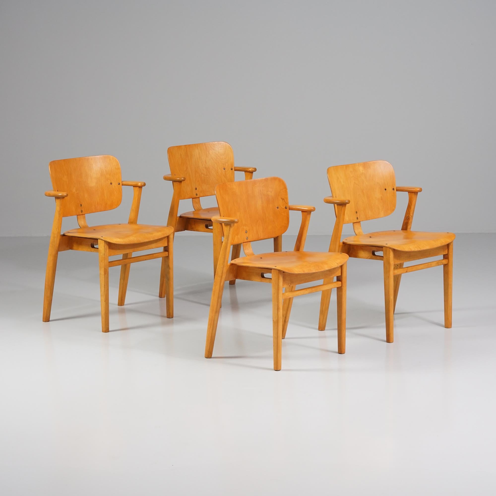 Juego de cuatro sillas modelo Domus, diseñadas por Ilmari Tapiovaara, década de 1950. Abedul. Las sillas están barnizadas. Buen estado vintage, pátina menor acorde con la edad y el uso. Las sillas se venden como un conjunto. 

Yrjö Ilmari Tapiovaara
