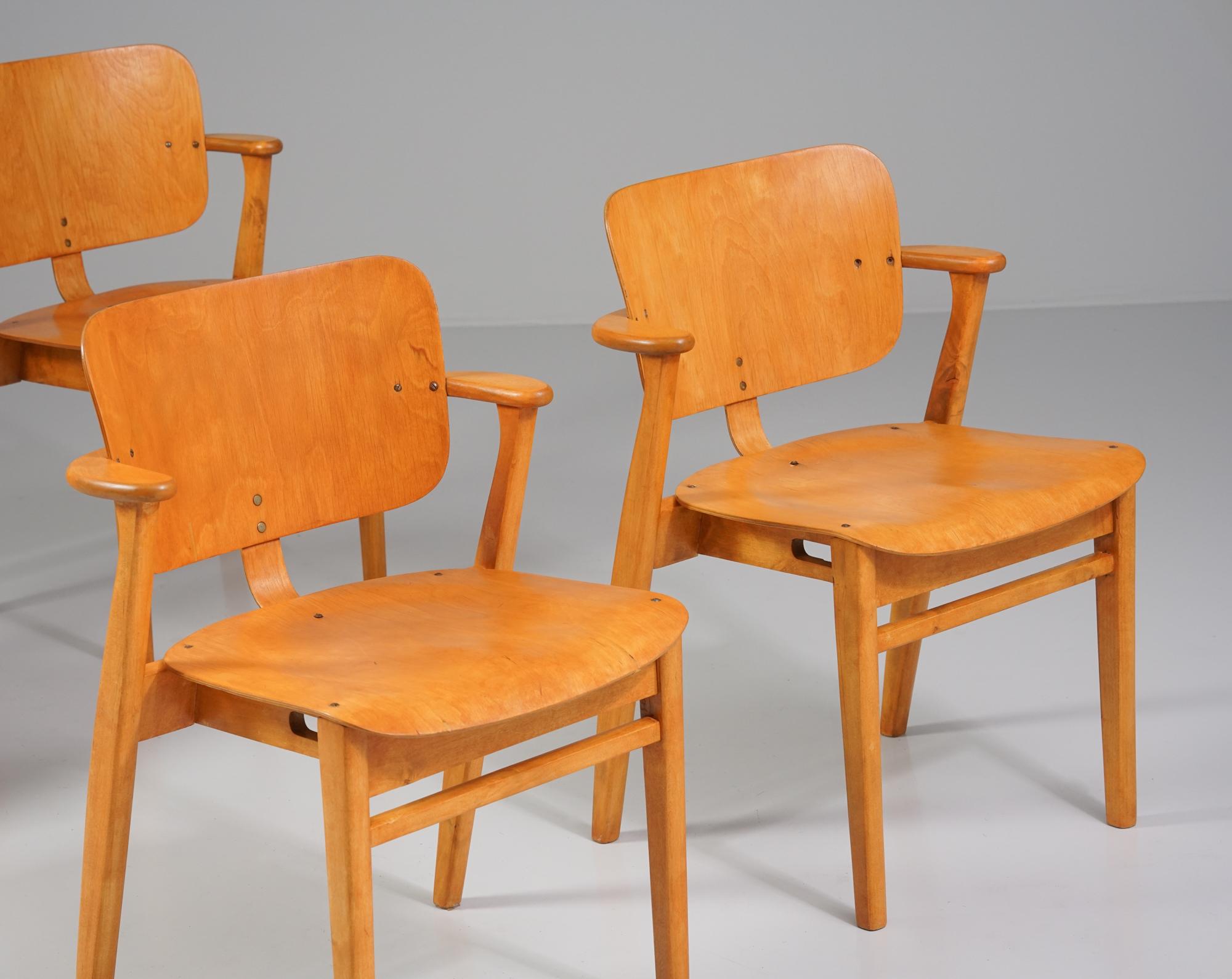 Juego de cuatro sillas Model Domus, Ilmari Tapiovaara, Años 50 Escandinavo moderno en venta