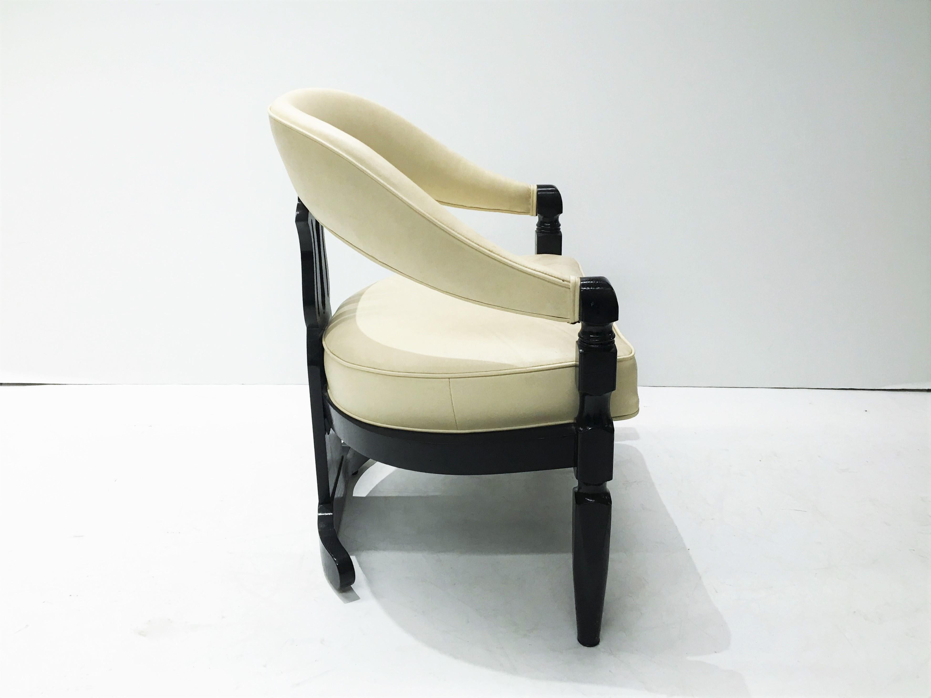 Tissu d'ameublement Ensemble de quatre chaises à manger modernes d'inspiration asiatique en vente