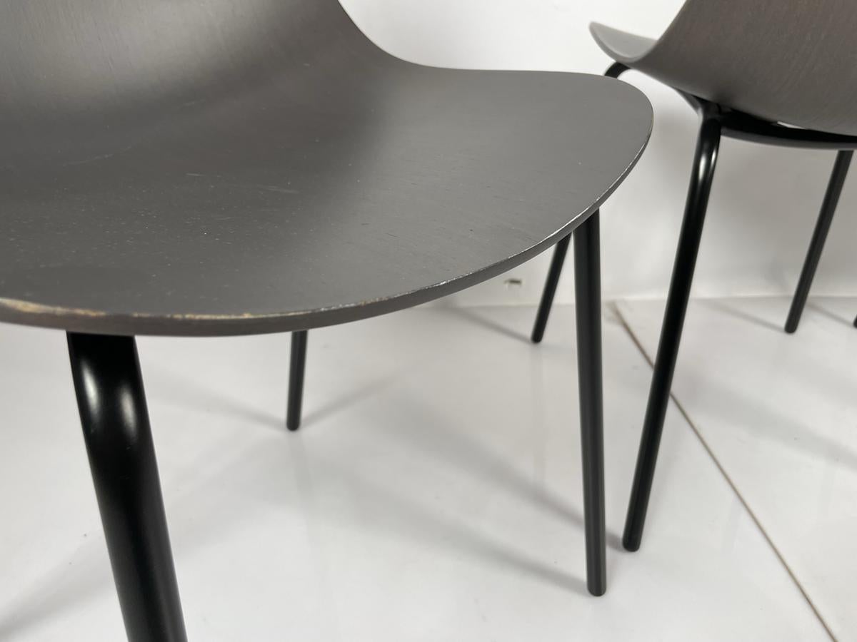 Ensemble de quatre chaises modernes avec sièges moulés et cadres en métal noir en vente 2