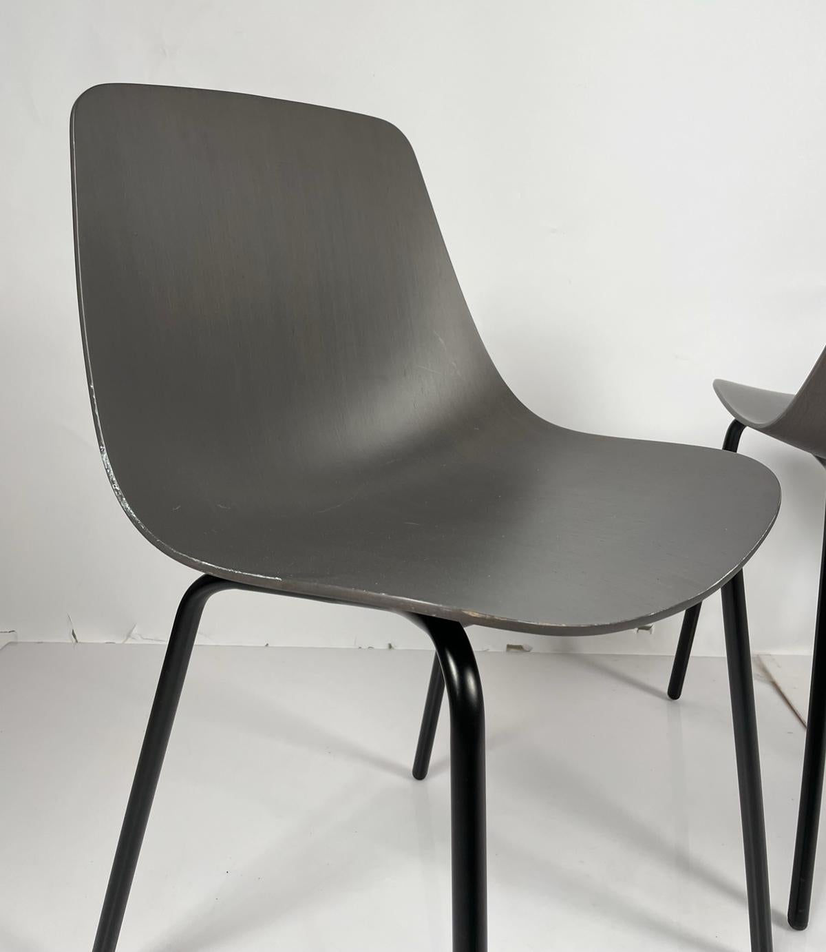 Ensemble de quatre chaises modernes avec sièges moulés et cadres en métal noir en vente 3