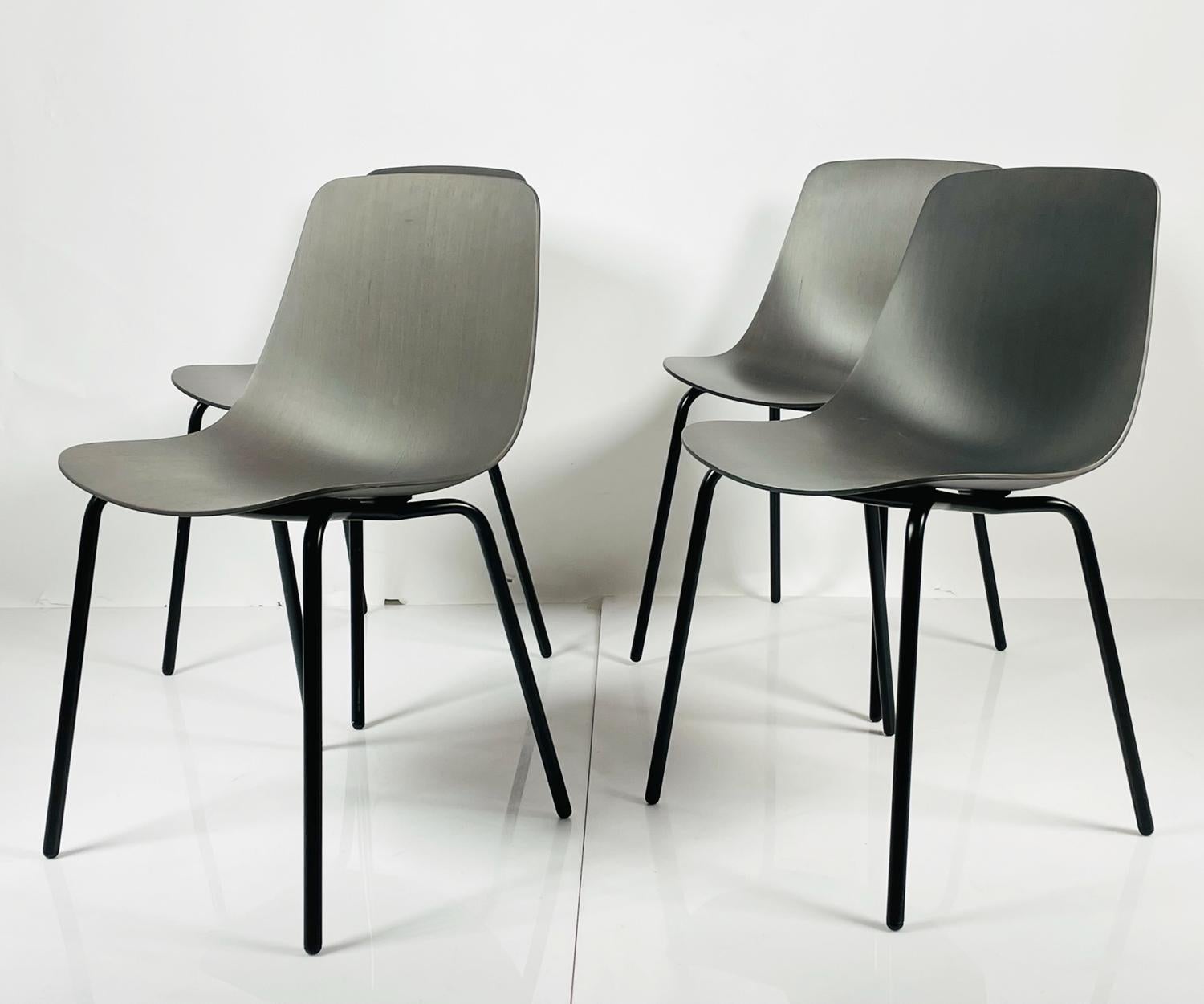 Moderne Ensemble de quatre chaises modernes avec sièges moulés et cadres en métal noir en vente