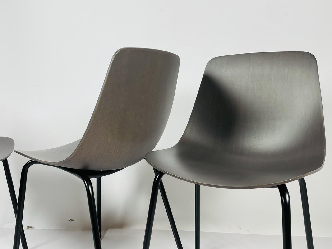 Ensemble de quatre chaises modernes avec sièges moulés et cadres en métal noir en vente 1