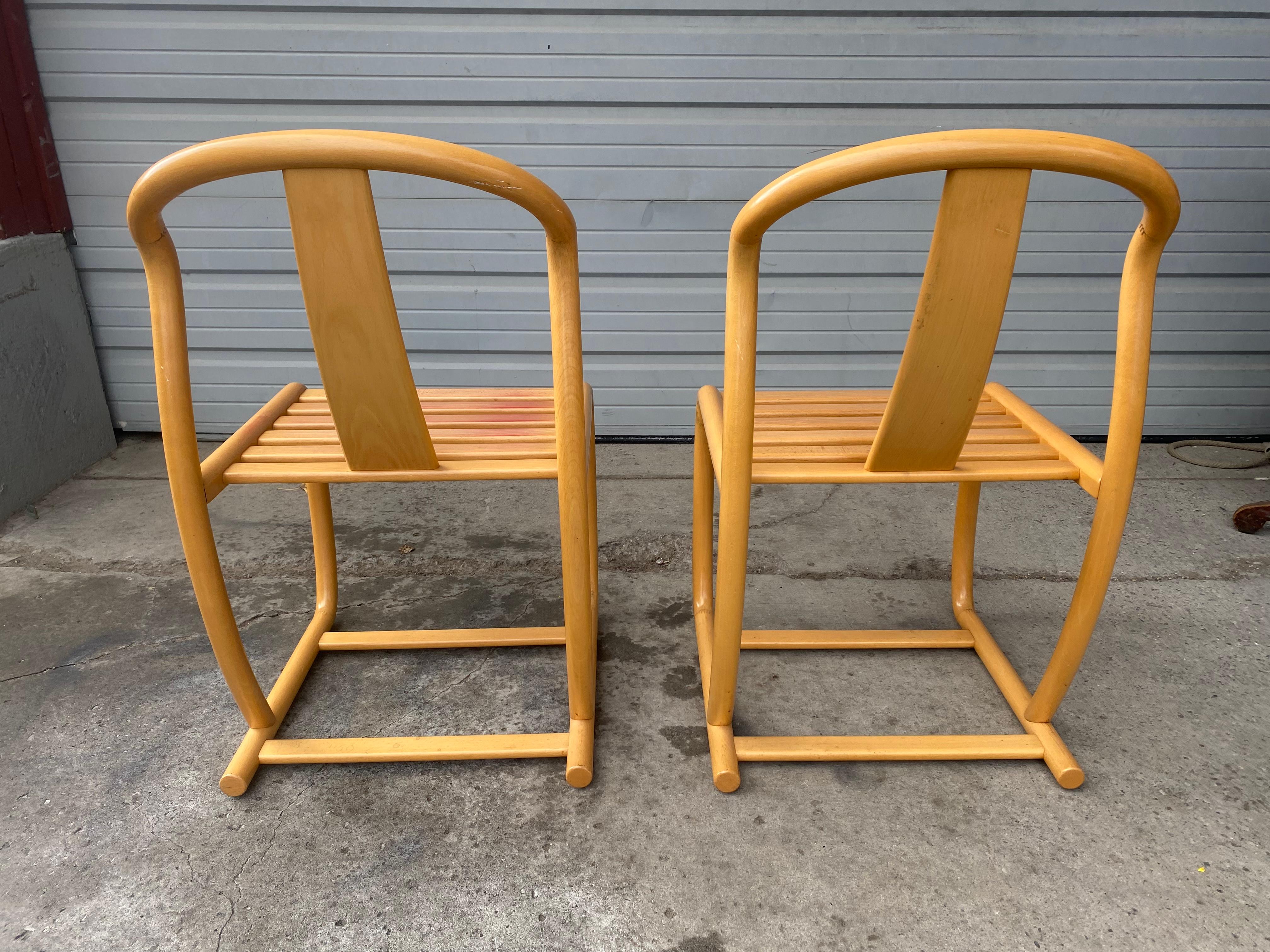 Satz von vier modernen Ess-/Lounge-Stühlen aus Buche. Italien, 1980er Jahre. Hochwertige, freitragende Stühle / Sessel / Esszimmerstühle aus glänzendem Holz von Tecnosedia, Italien. Sitzhöhe 17