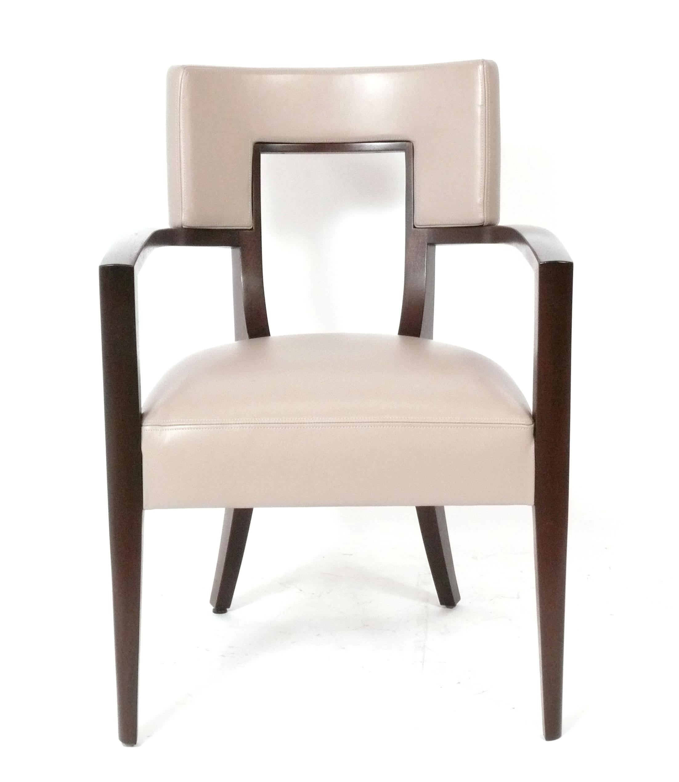 Juego de cuatro elegantes sillas de comedor modernas de cuero, atribuido a Thomas Pheasant para Baker, sin firmar, hacia la década de 2000. Están fabricados con piel de color topo claro y armazones de madera de color marrón espresso. El conjunto