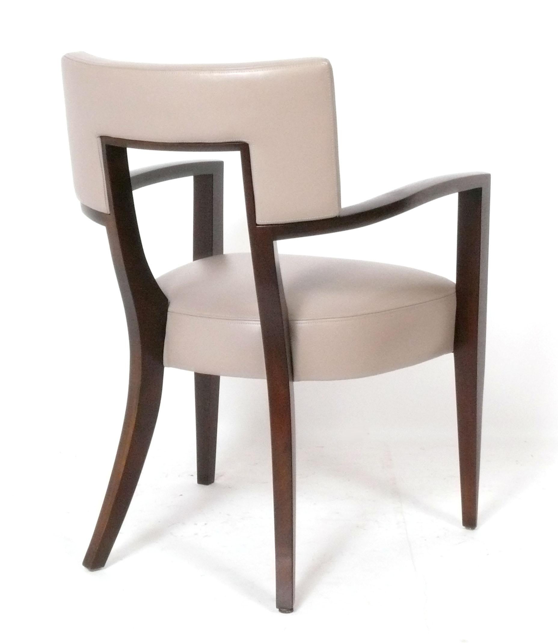 Juego de cuatro sillas de comedor modernas de cuero atribuidas a Thomas Pheasant para Baker Estadounidense en venta