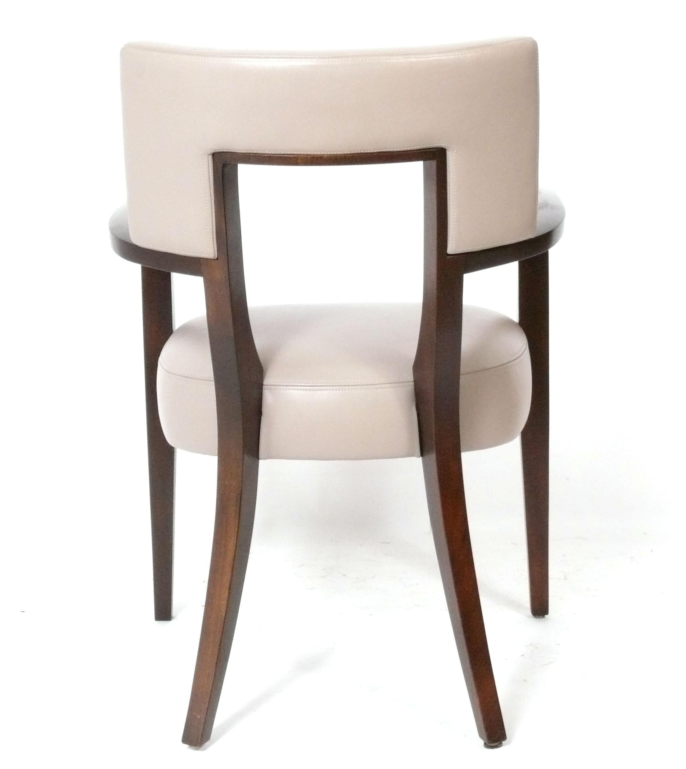 Juego de cuatro sillas de comedor modernas de cuero atribuidas a Thomas Pheasant para Baker en Bueno estado para la venta en Atlanta, GA