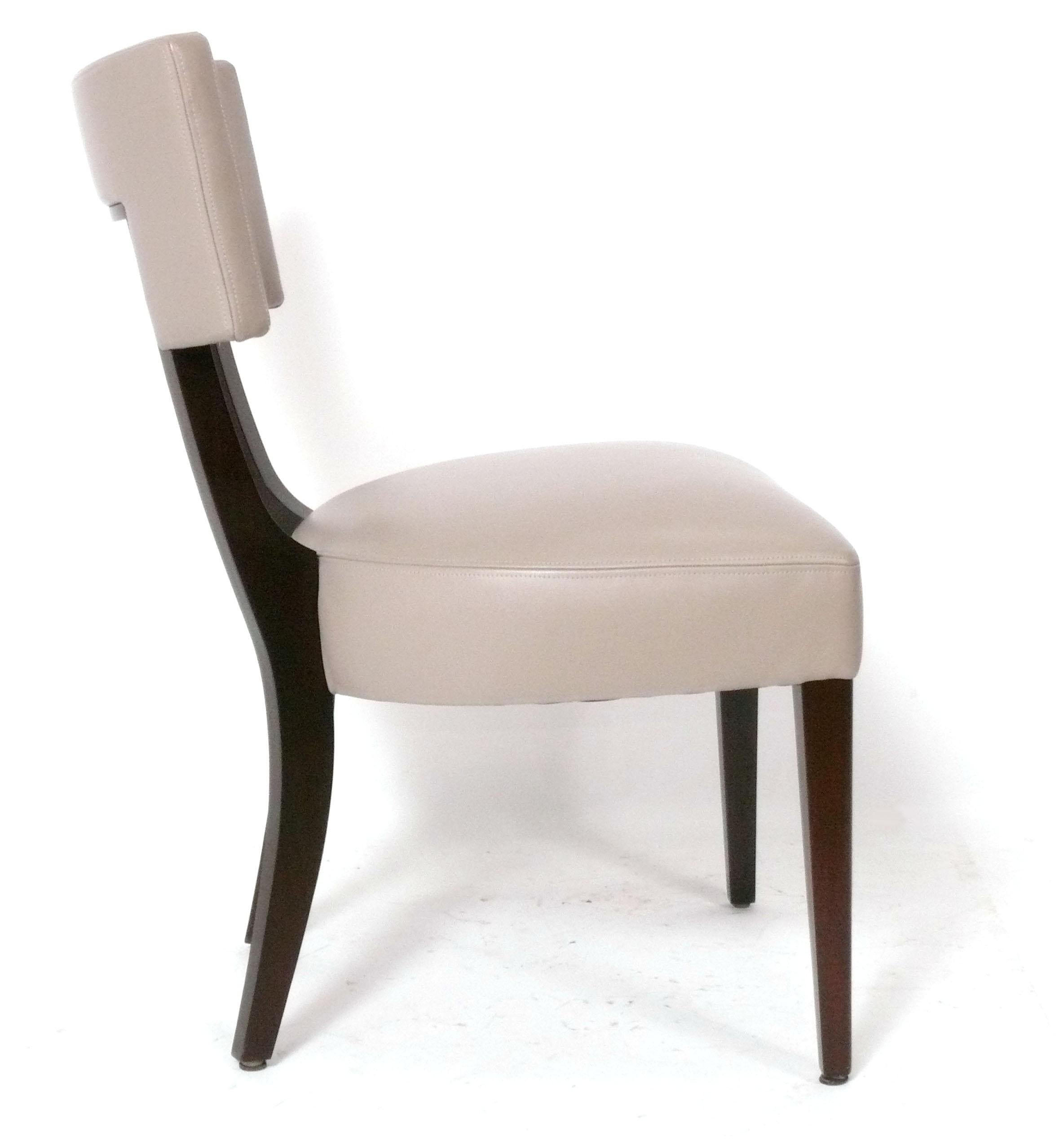 Juego de cuatro sillas de comedor modernas de cuero atribuidas a Thomas Pheasant para Baker Siglo XXI y contemporáneo en venta