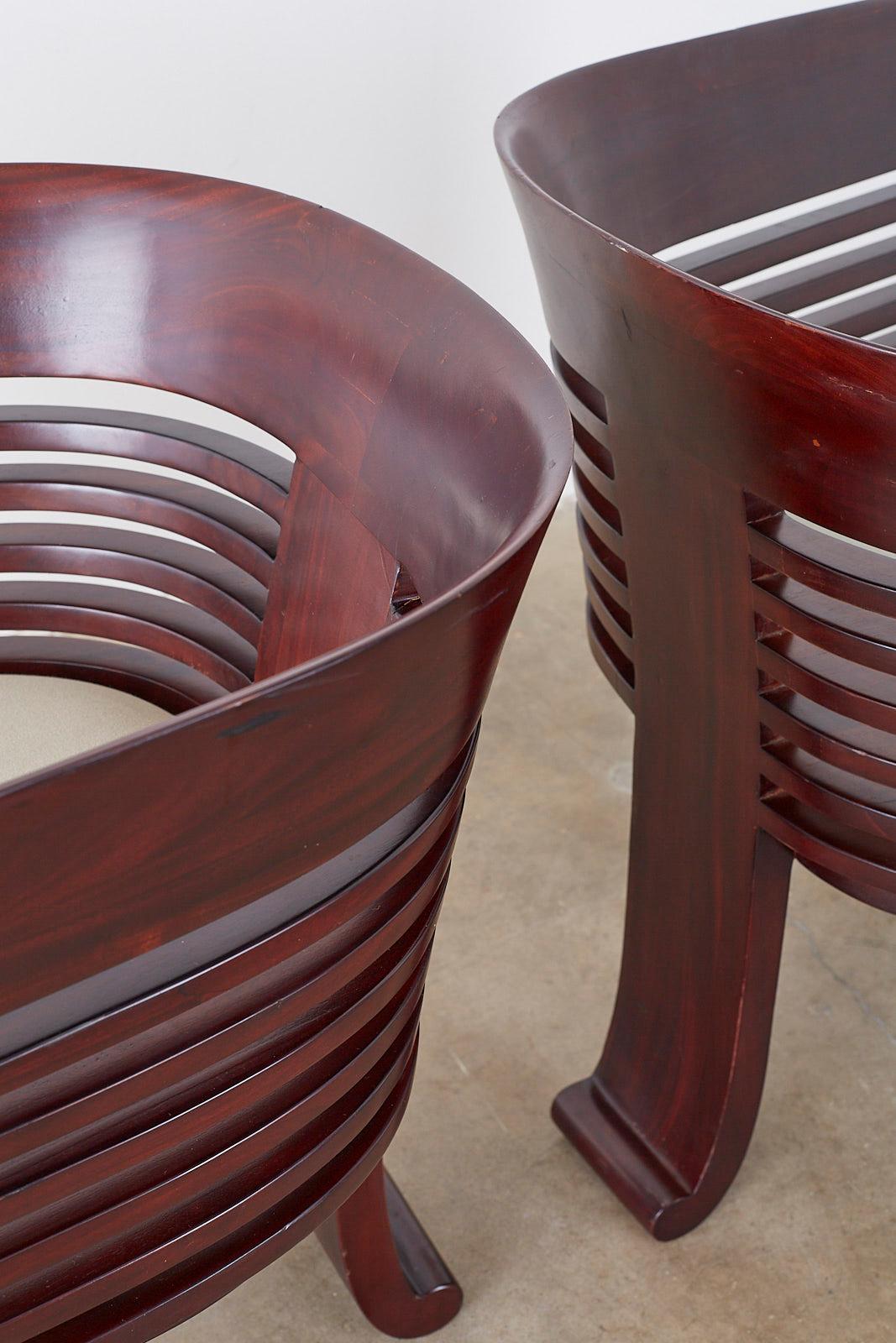 Ensemble de quatre chaises de baignoire sculpturales en acajou de style Art déco 8