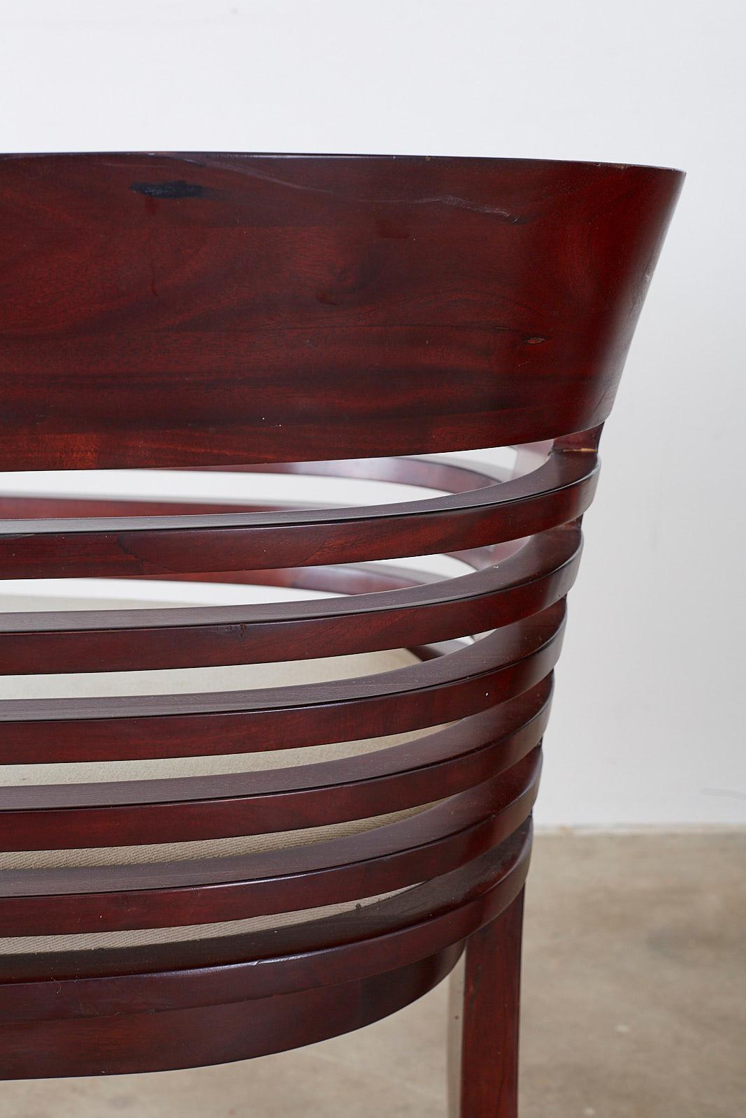 Ensemble de quatre chaises de baignoire sculpturales en acajou de style Art déco 9