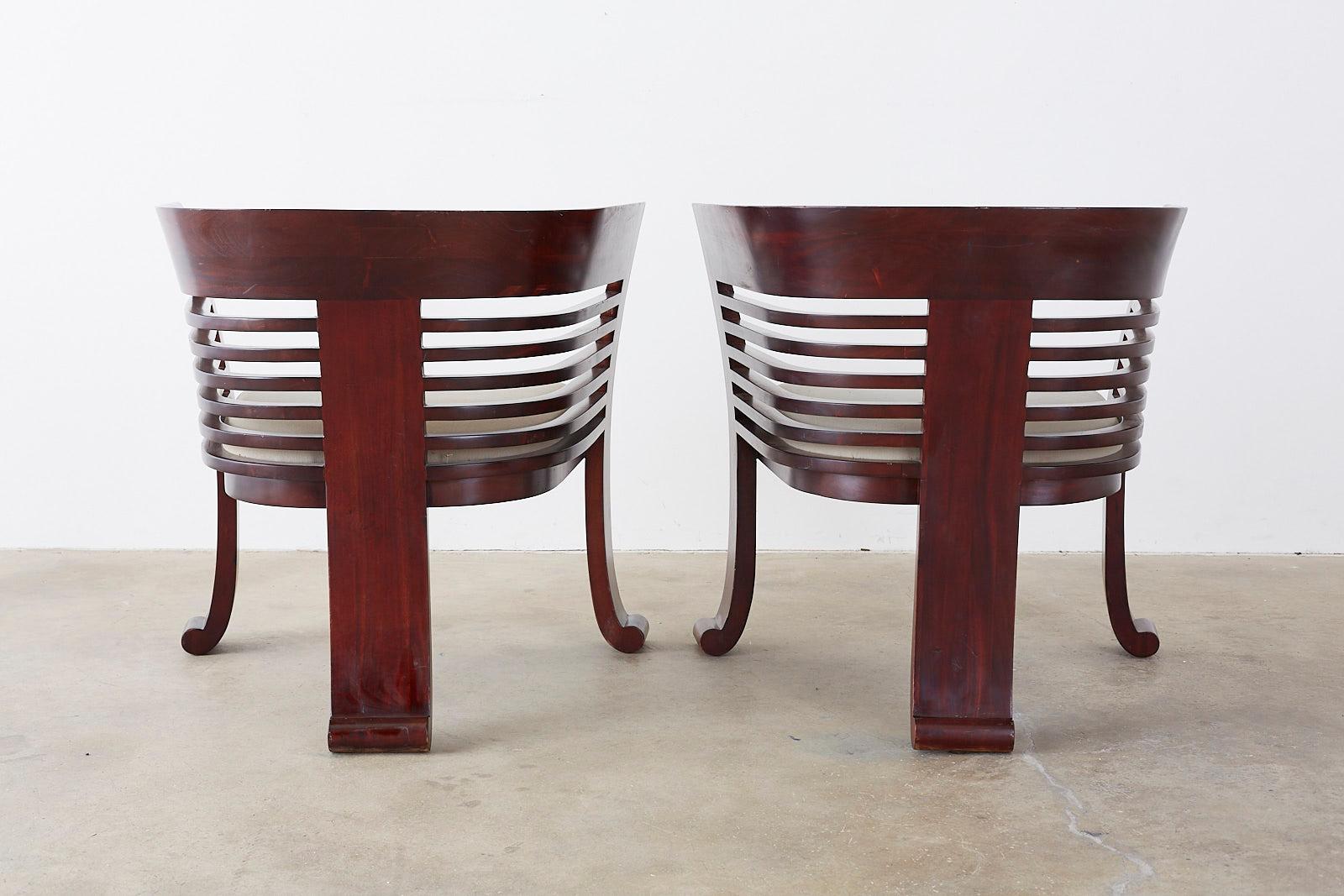 Ensemble de quatre chaises de baignoire sculpturales en acajou de style Art déco 10