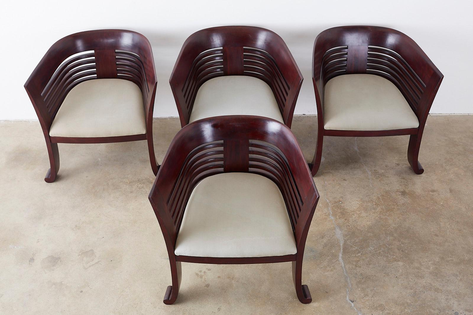 Ensemble unique de quatre chaises de baignoire profondes:: ou chaises de salon de style Art Déco:: construites en acajou avec un dossier sculptural en forme de tonneau ou de baignoire. Les dossiers ont des lattes géométriques qui mettent en valeur