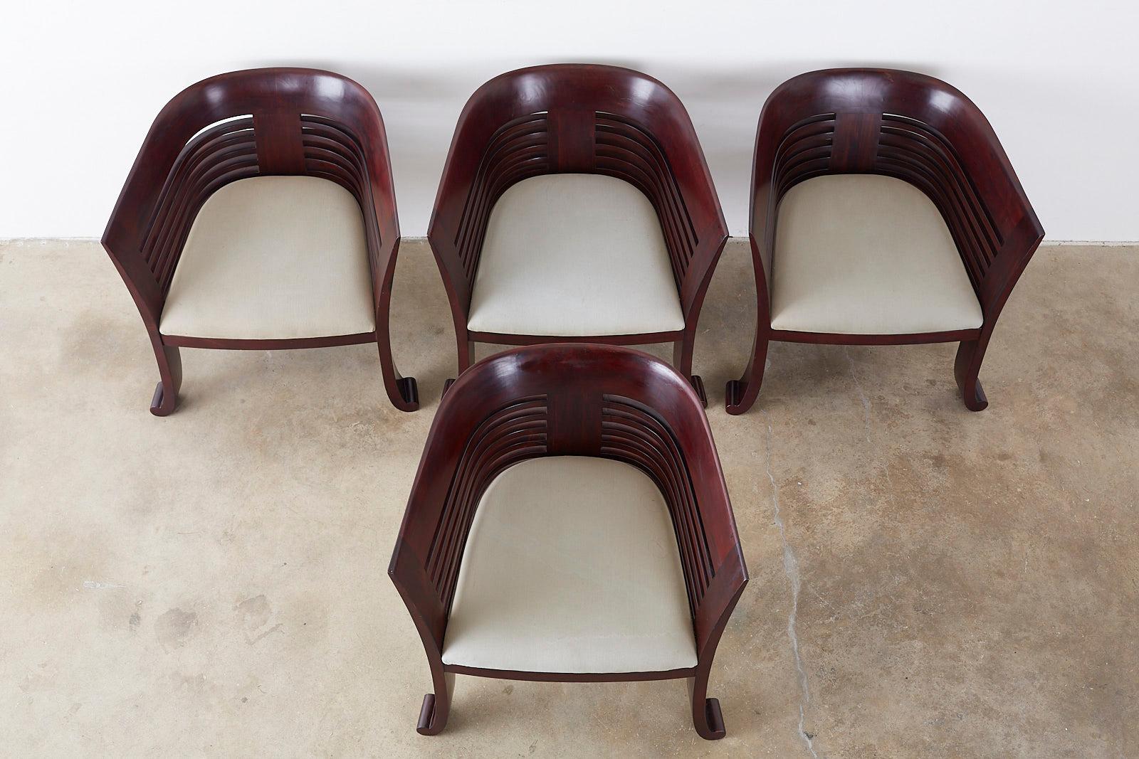 Américain Ensemble de quatre chaises de baignoire sculpturales en acajou de style Art déco