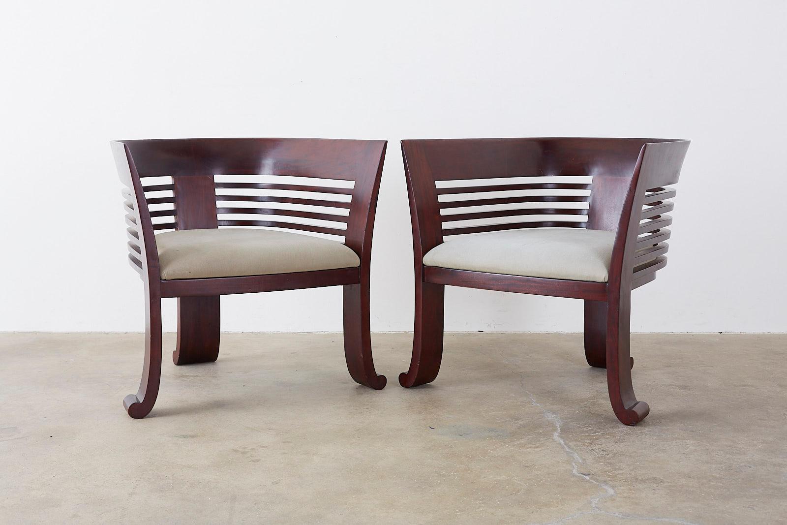 Fait main Ensemble de quatre chaises de baignoire sculpturales en acajou de style Art déco