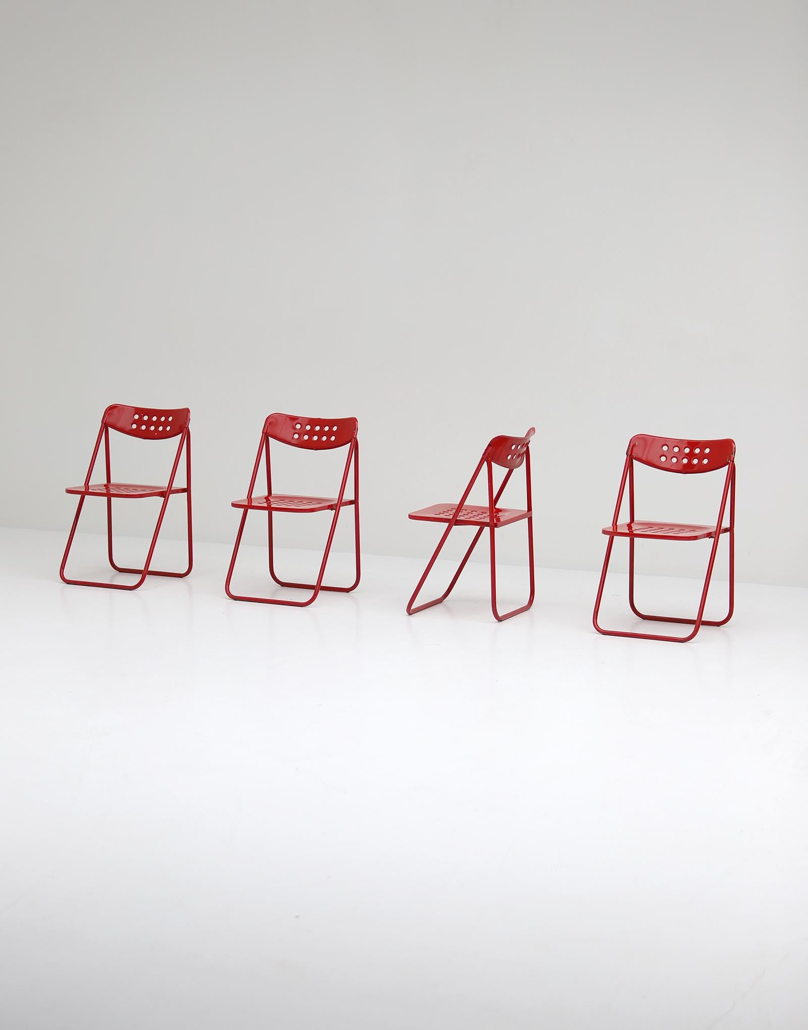 Set of four red metal folding chairs dating from the 80s. A decorative set to spice up your kitchen, dining room or even terrace. Very playful set, standing in a good condition.