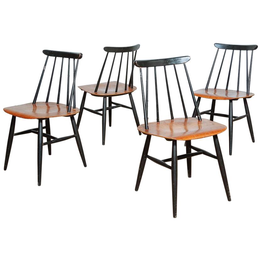 Early American Set of Four Pine Spindle Back Dining Chairs For Sale at