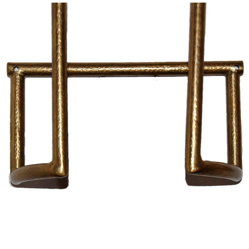 Ensemble de 4 appliques italiennes de style moderne en bronze martelé à deux lumières. Vendu par paire.

Mesures :
Hauteur 20