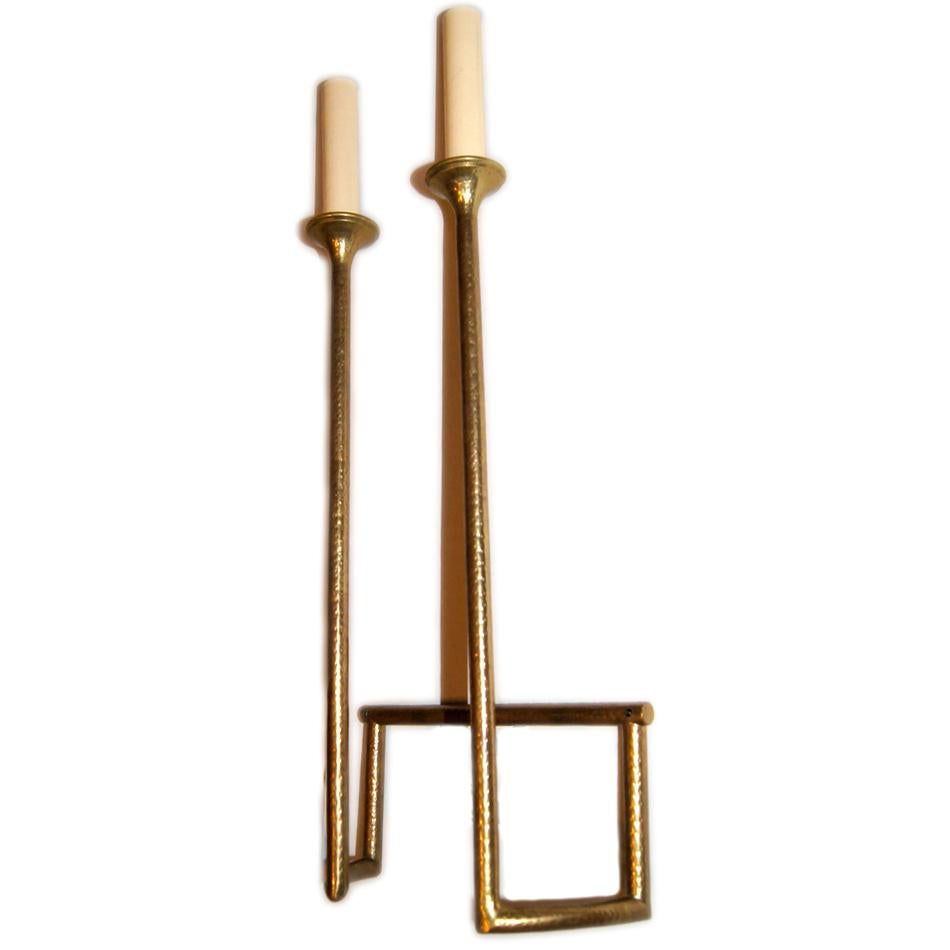 italien Ensemble de quatre appliques en laiton de style moderne, vendues par paires en vente