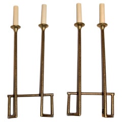 Ensemble de quatre appliques en laiton de style moderne, vendues par paires