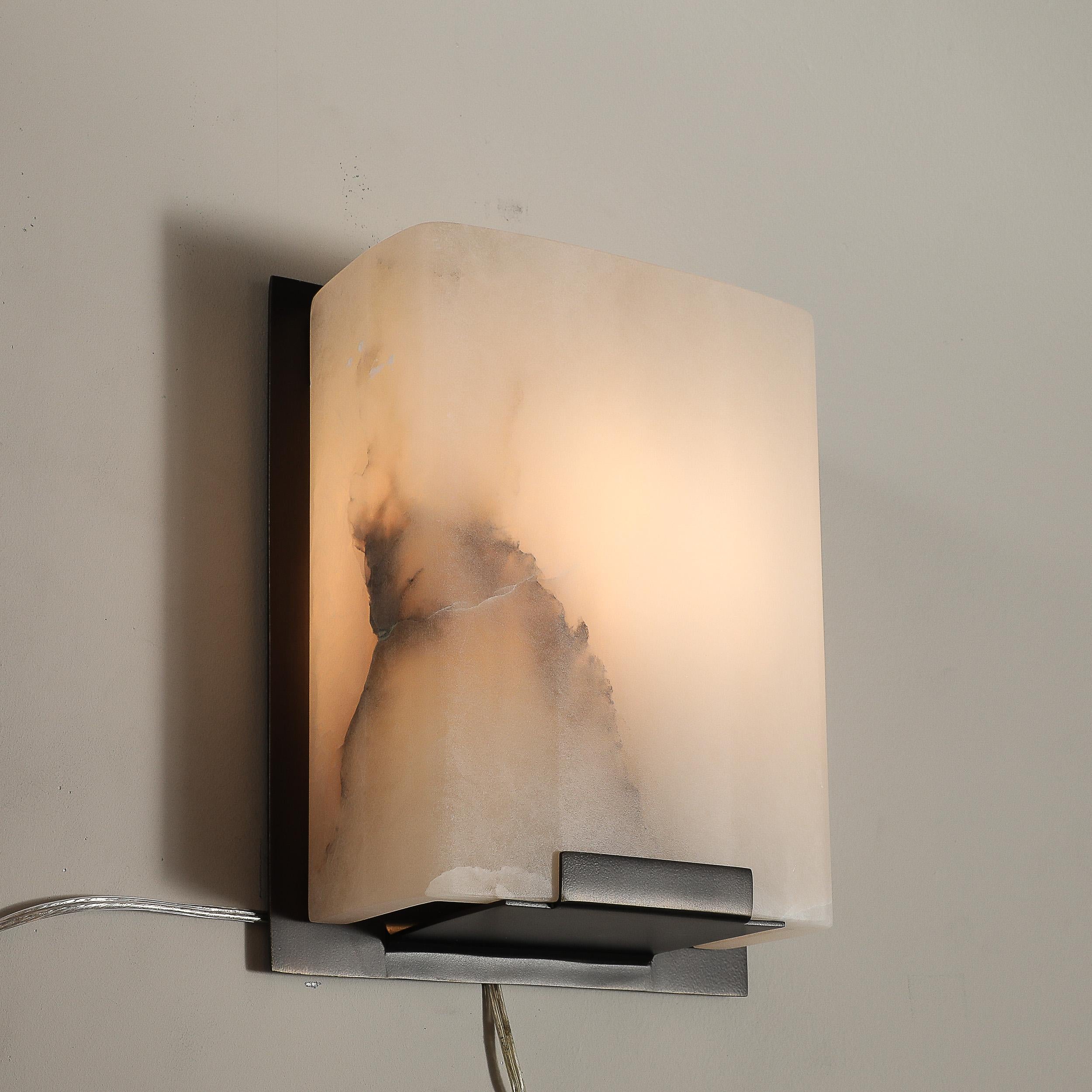 Set von vier modernistischen Wandleuchtern aus Alabaster und Ölgeriebener Bronze im Angebot 4