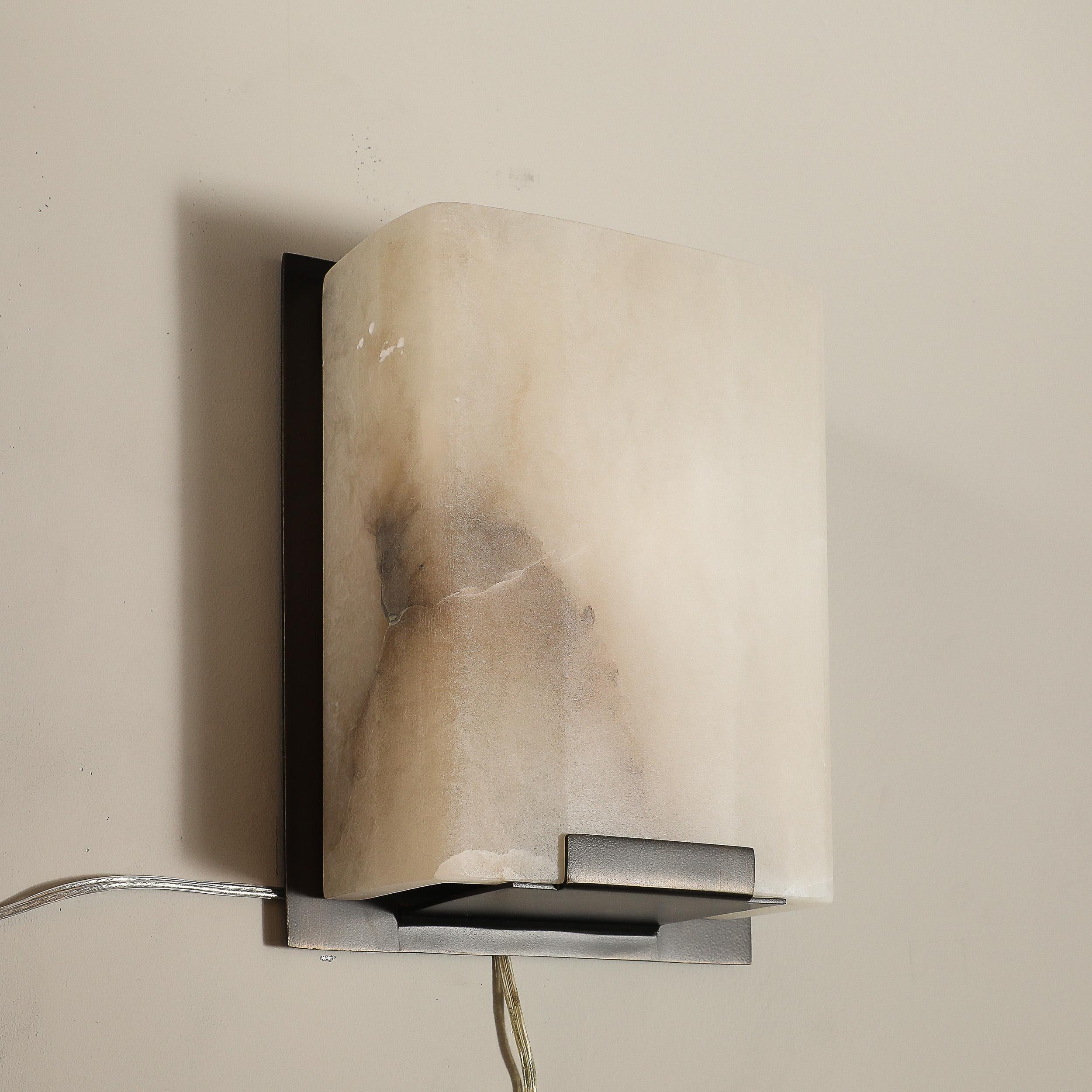 Set von vier modernistischen Wandleuchtern aus Alabaster und Ölgeriebener Bronze im Angebot 5