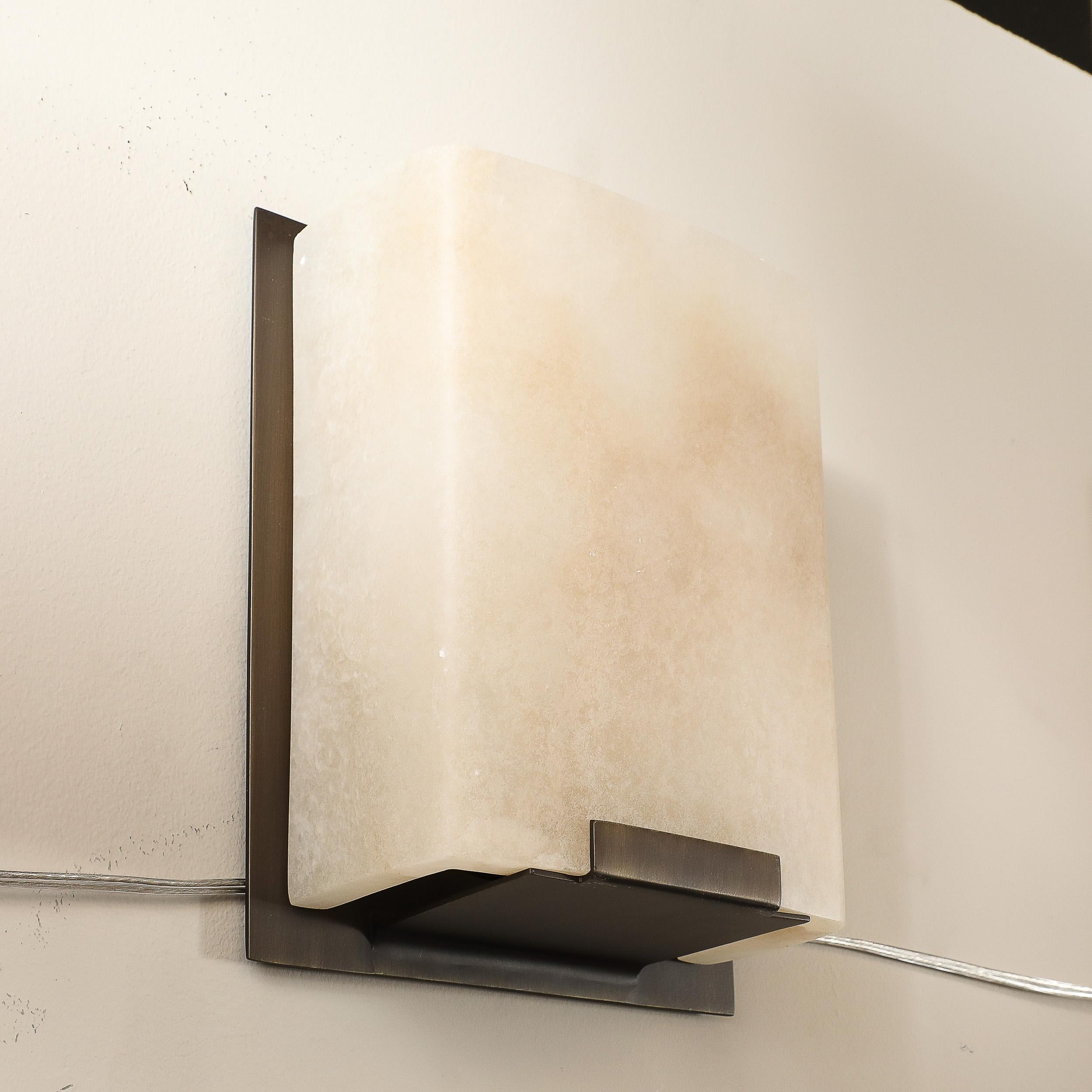 Set von vier modernistischen Wandleuchtern aus Alabaster und Ölgeriebener Bronze im Angebot 7