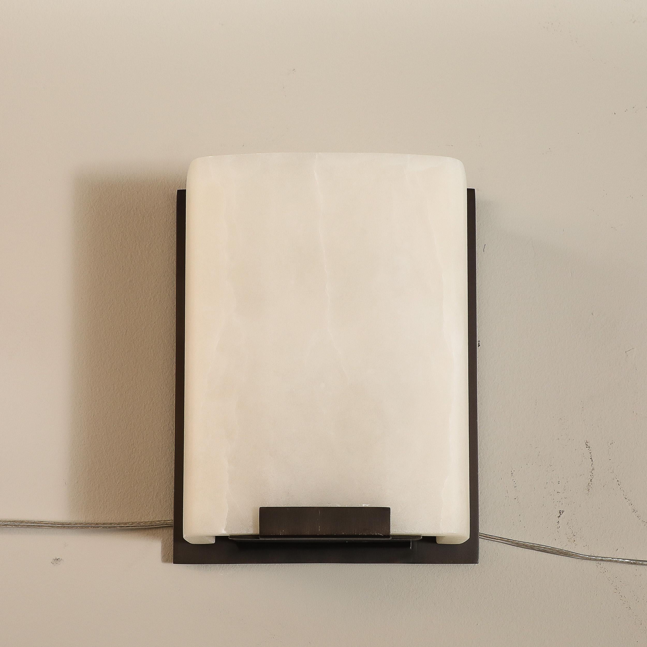 Set von vier modernistischen Wandleuchtern aus Alabaster und Ölgeriebener Bronze im Angebot 8