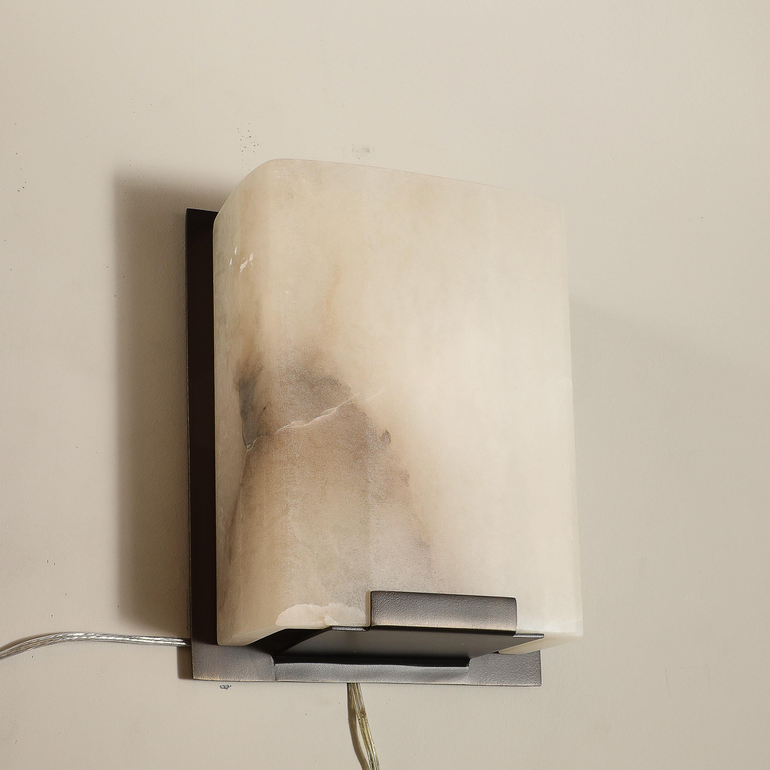 Set von vier modernistischen Wandleuchtern aus Alabaster und Ölgeriebener Bronze im Angebot 9