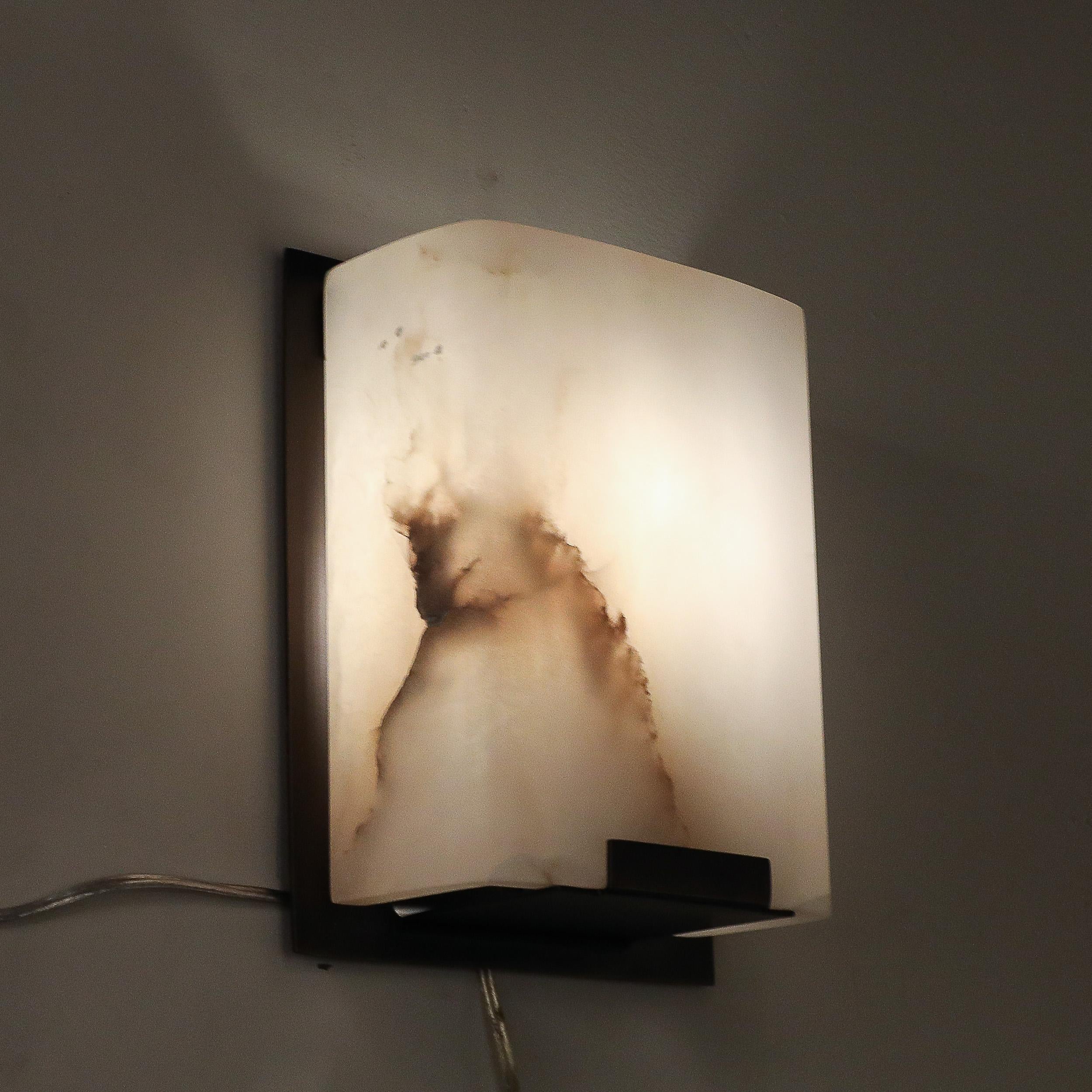 Set von vier modernistischen Wandleuchtern aus Alabaster und Ölgeriebener Bronze im Angebot 12