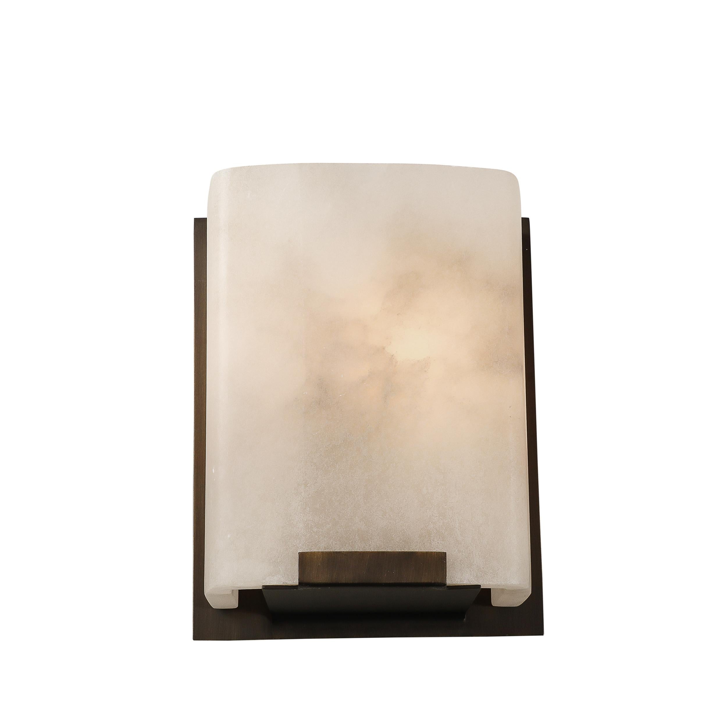 Set von vier modernistischen Wandleuchtern aus Alabaster und Ölgeriebener Bronze (Moderne) im Angebot