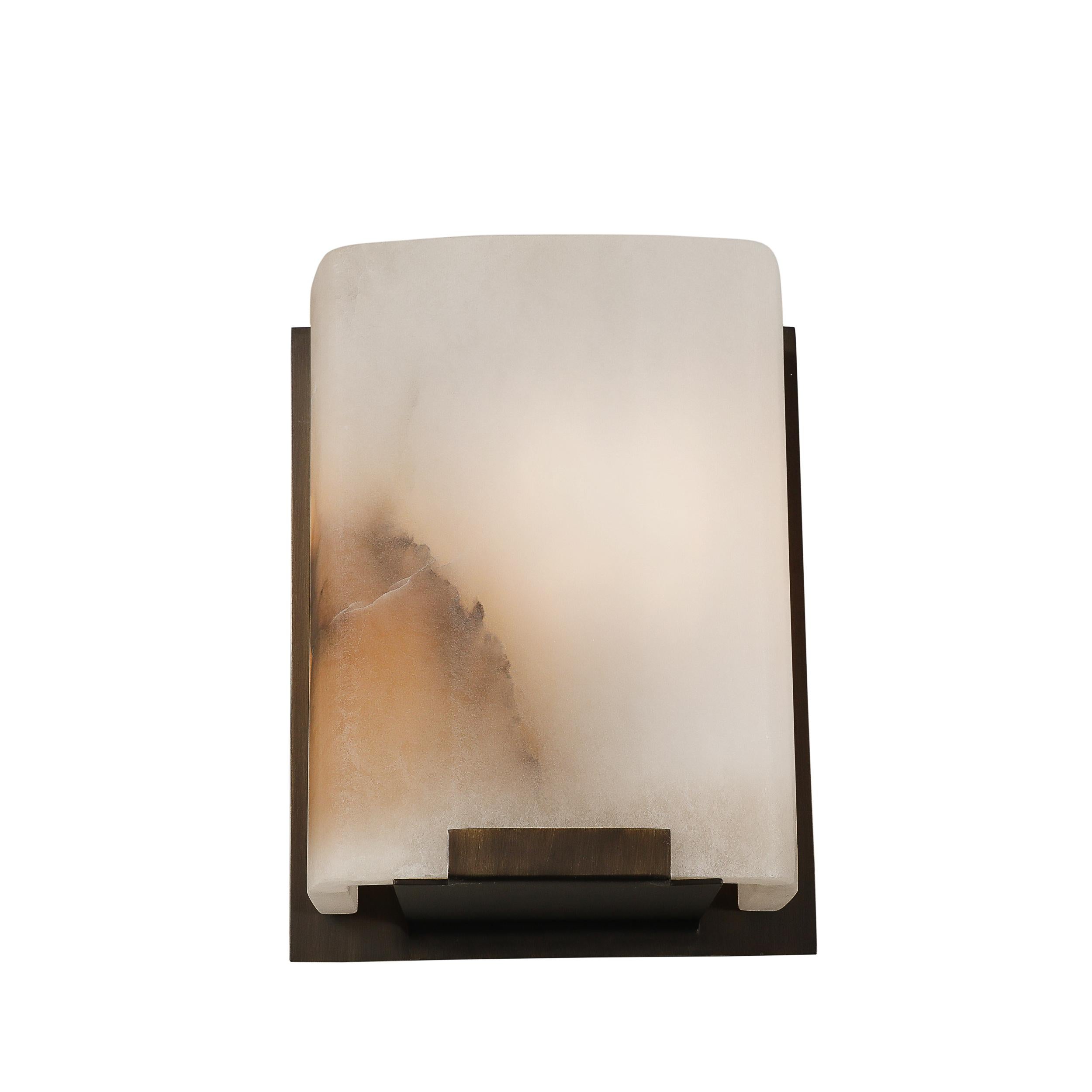 Set von vier modernistischen Wandleuchtern aus Alabaster und Ölgeriebener Bronze (amerikanisch) im Angebot