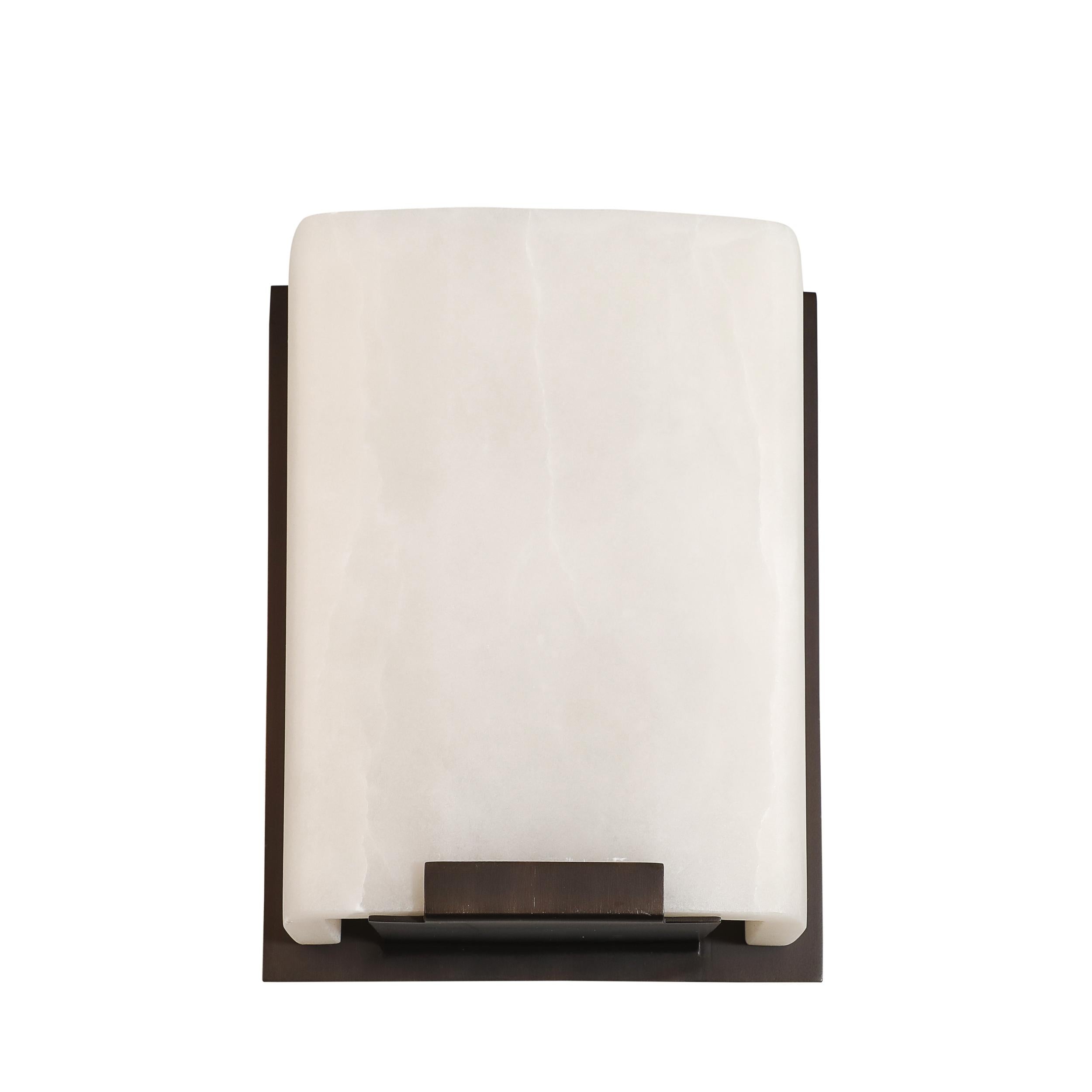 Set von vier modernistischen Wandleuchtern aus Alabaster und Ölgeriebener Bronze im Zustand „Hervorragend“ im Angebot in New York, NY