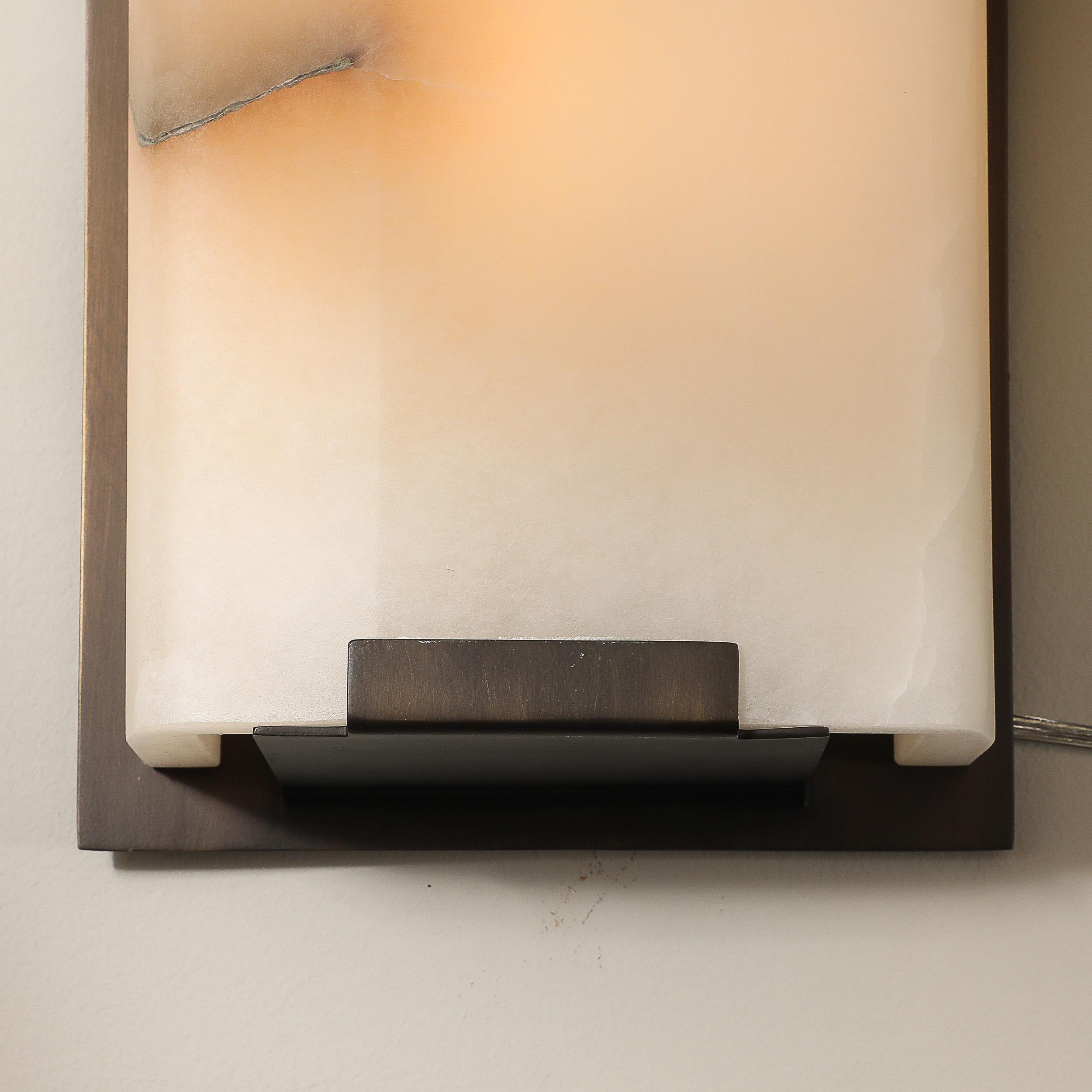Set von vier modernistischen Wandleuchtern aus Alabaster und Ölgeriebener Bronze (20. Jahrhundert) im Angebot