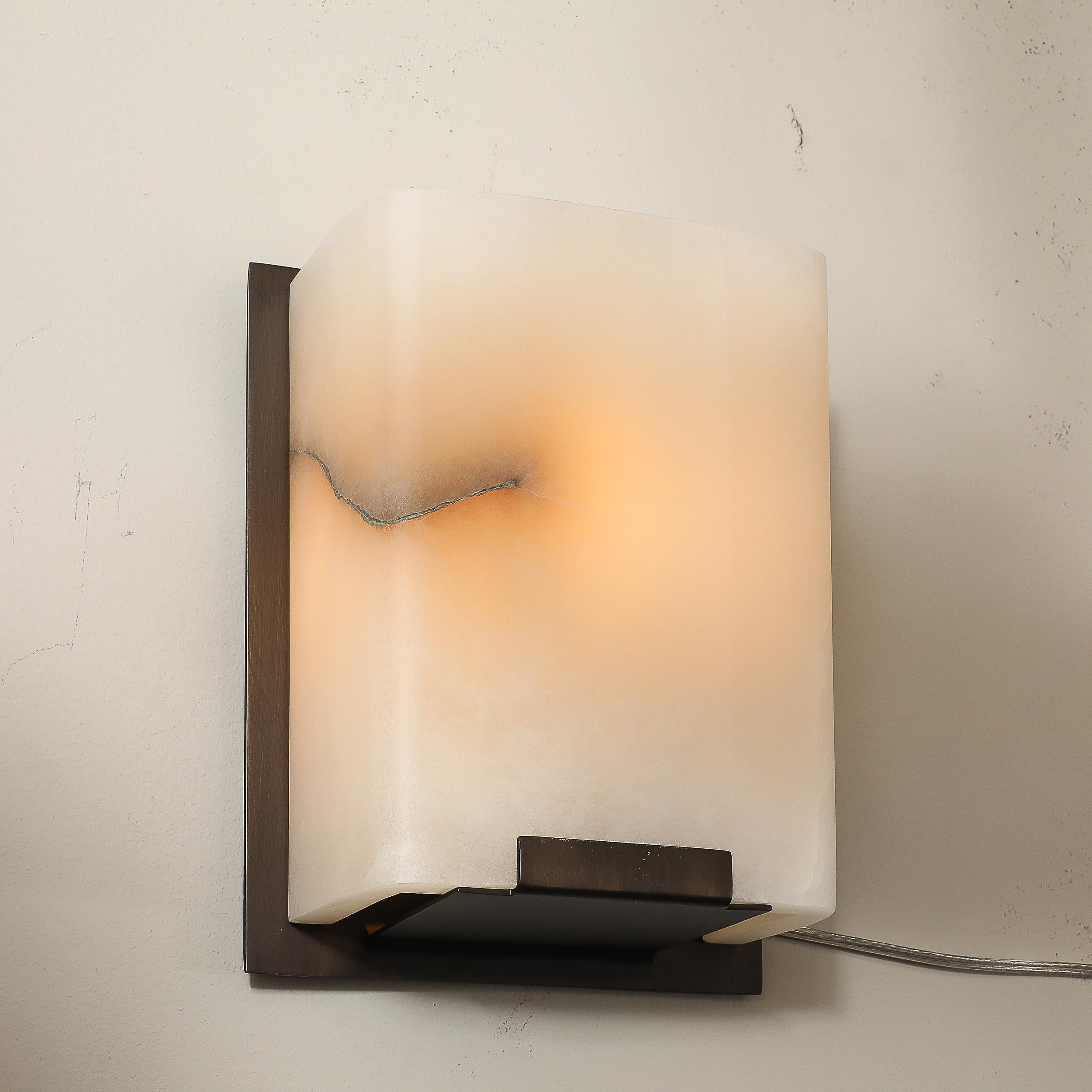 Set von vier modernistischen Wandleuchtern aus Alabaster und Ölgeriebener Bronze im Angebot 1