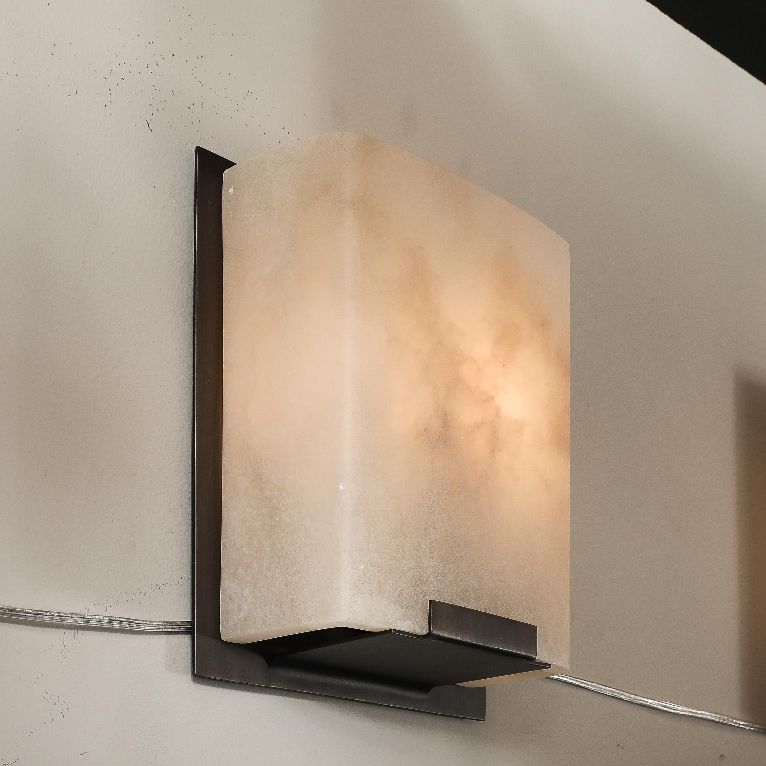 Set von vier modernistischen Wandleuchtern aus Alabaster und Ölgeriebener Bronze im Angebot 2