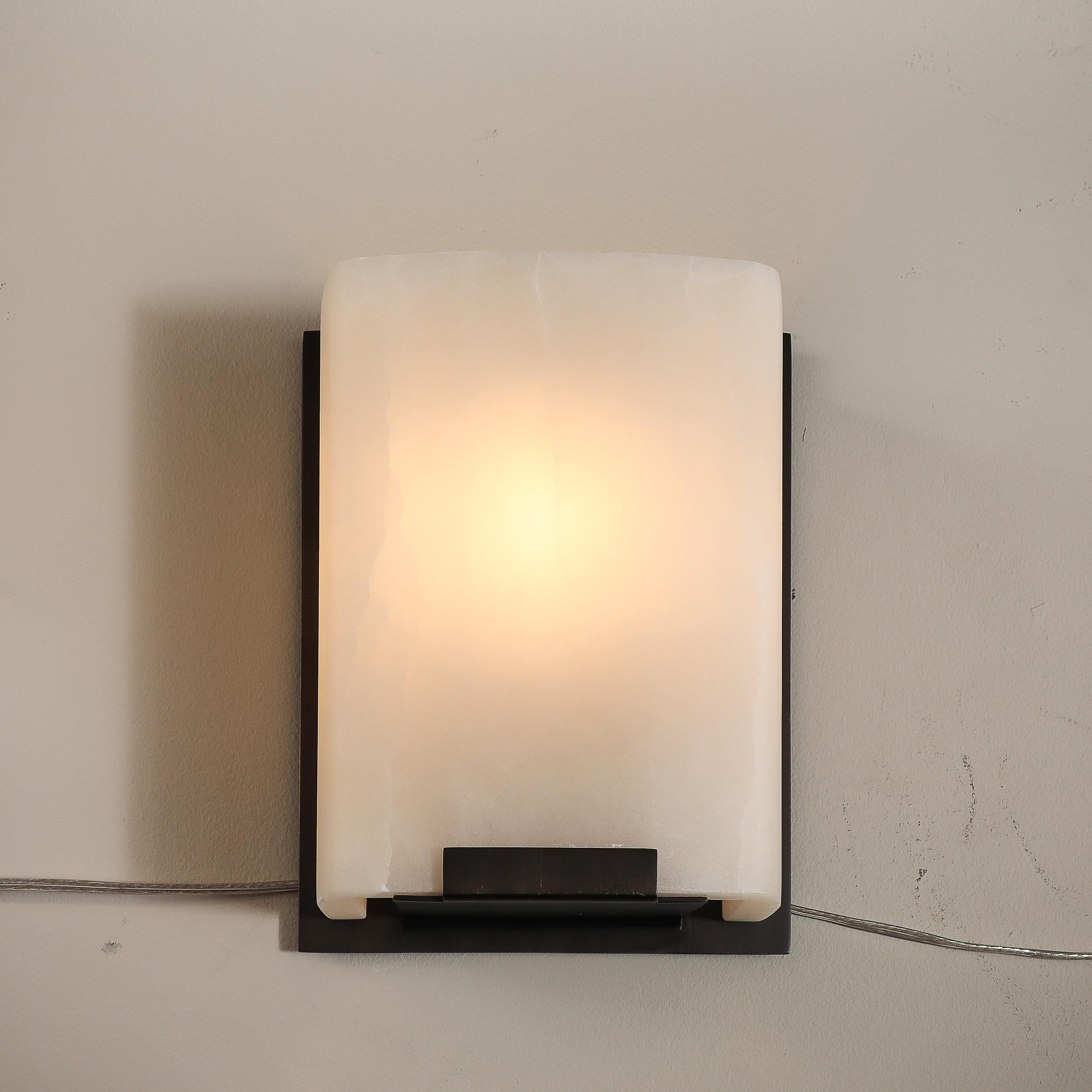 Set von vier modernistischen Wandleuchtern aus Alabaster und Ölgeriebener Bronze im Angebot 3