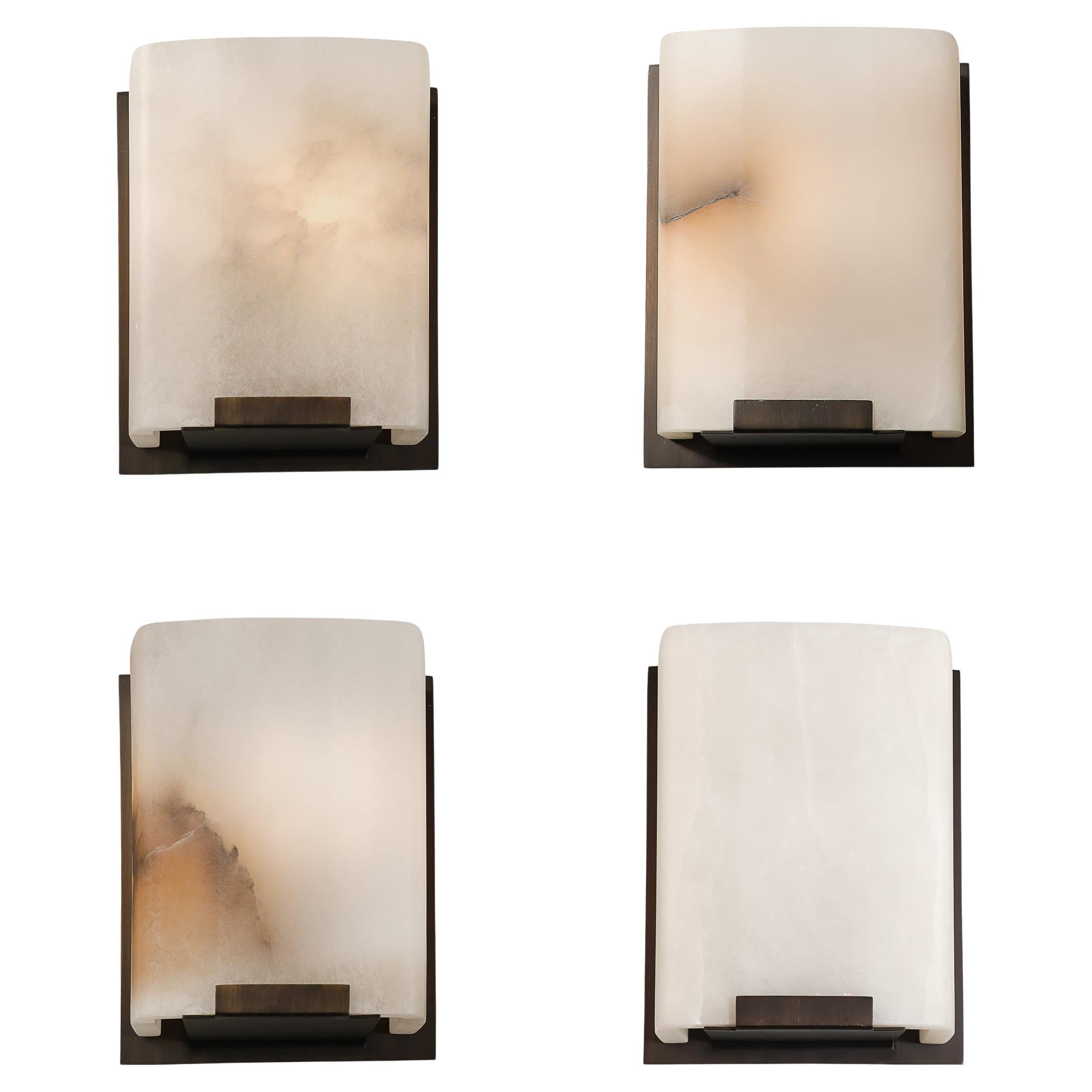 Juego de cuatro candelabros modernistas de alabastro y bronce al aceite