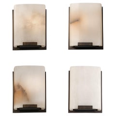 Ensemble de quatre appliques modernistes en albâtre et bronze huilé